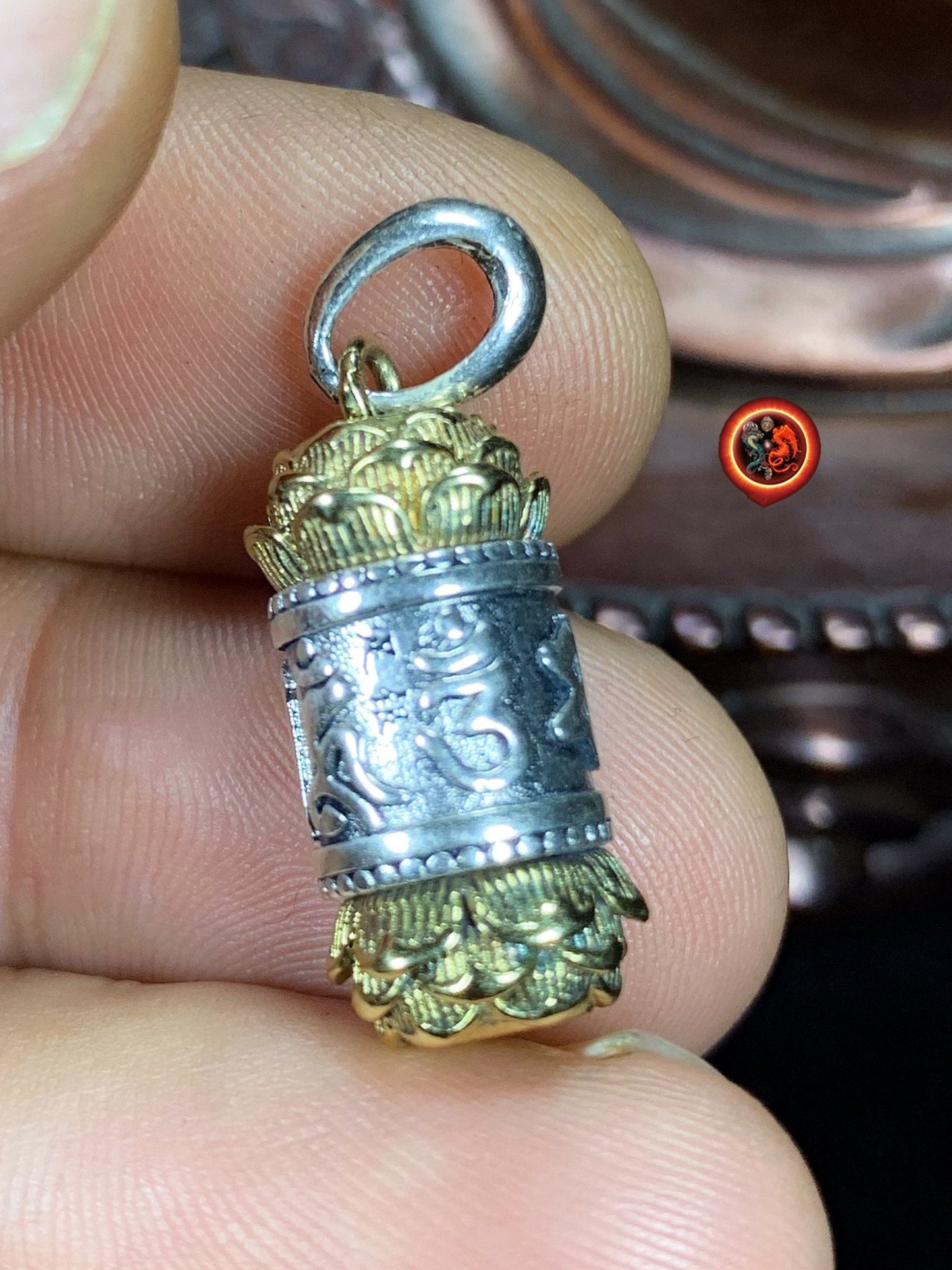 Pendentif bouddha Reliquaire bouddhiste tibetain. Moulin a prière ouvrant. Mantra de la compassion "om mani padme hum". Argent 925 poinçonné, cuivre - obsidian dragon