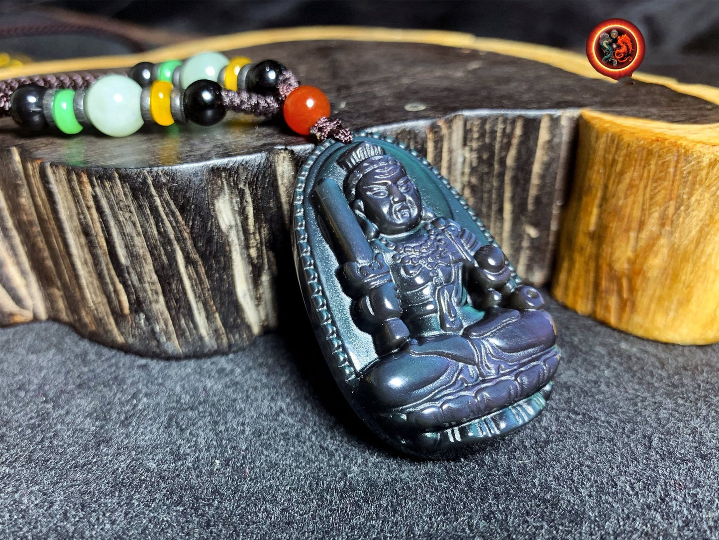 Pendentif, bouddha, Acala. Amulette bouddhiste en obsidienne oeil celeste. obsidienne oeil celeste naturelle du mexique. Cordon, jade. - obsidian dragon
