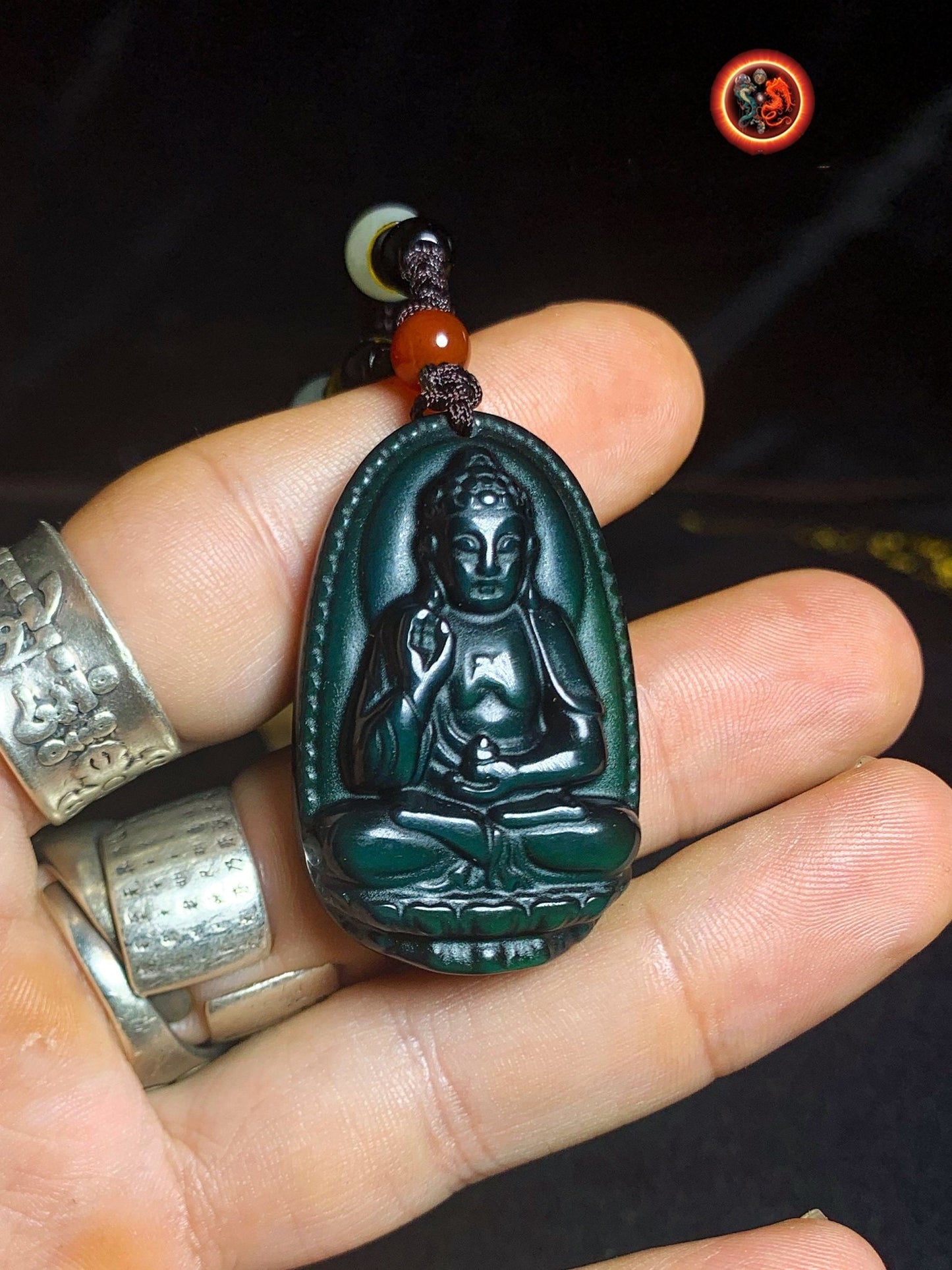 Pendentif, bouddha, Amitabha. Amulette bouddhiste en obsidienne oeil celeste. obsidienne oeil celeste naturelle du mexique. Cordon, jade. - obsidian dragon