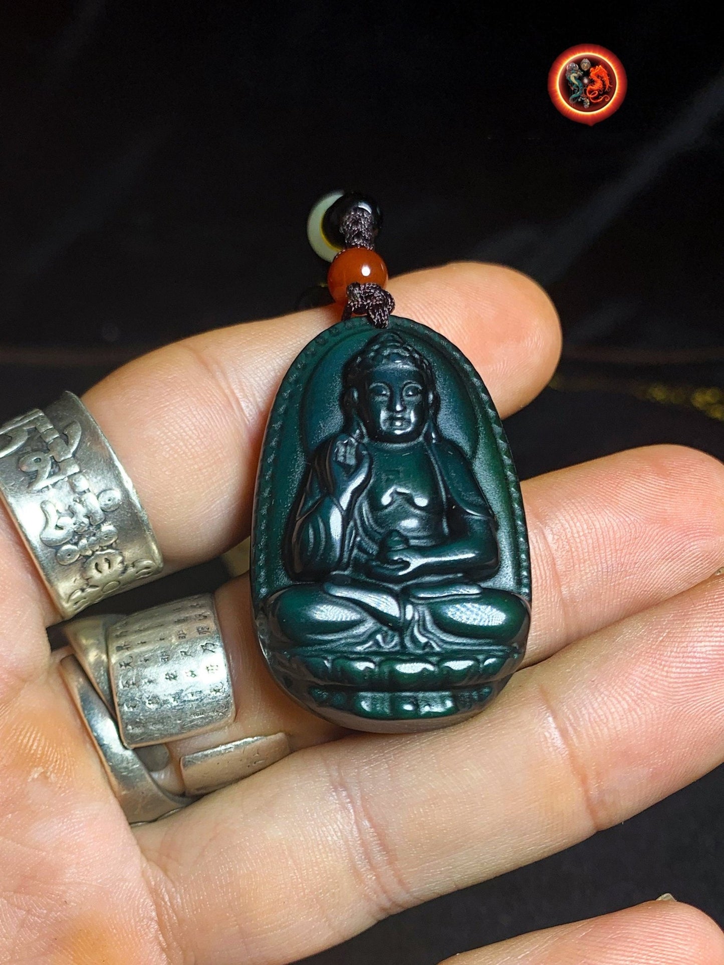 Pendentif, bouddha, Amitabha. Amulette bouddhiste en obsidienne oeil celeste. obsidienne oeil celeste naturelle du mexique. Cordon, jade. - obsidian dragon