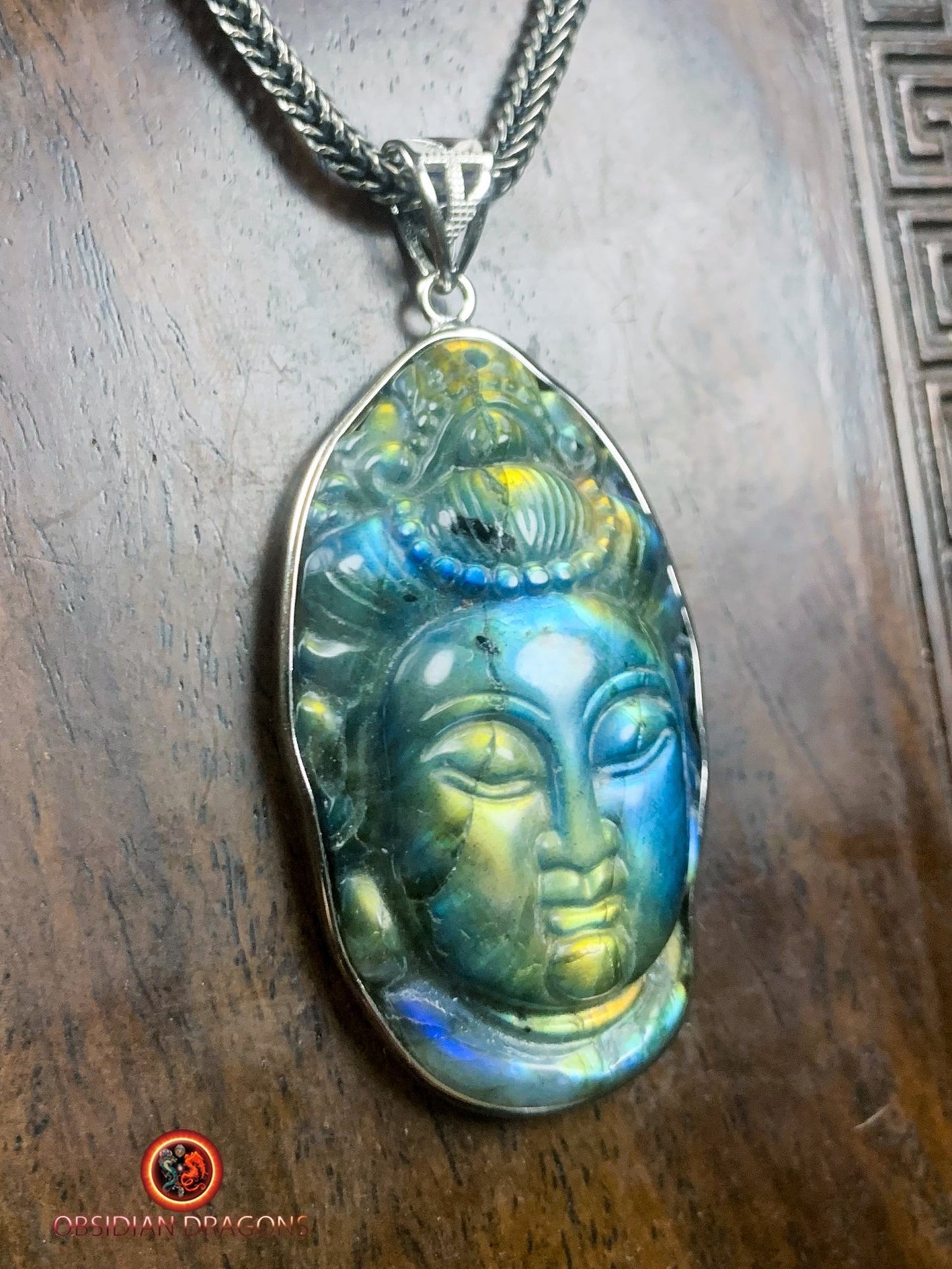 Pendentif bouddha en labradorite- Guan Yin