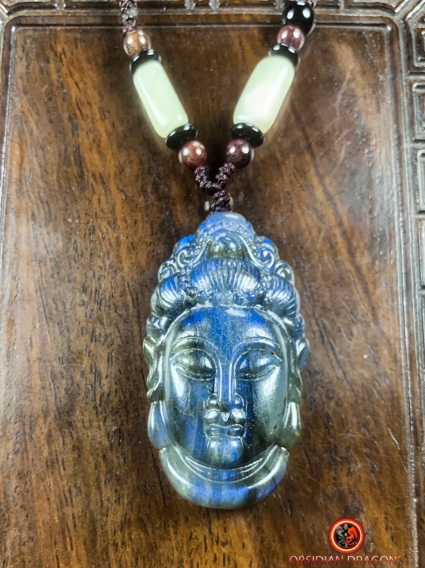 Pendentif Bouddha en labradorite- Guan Yin