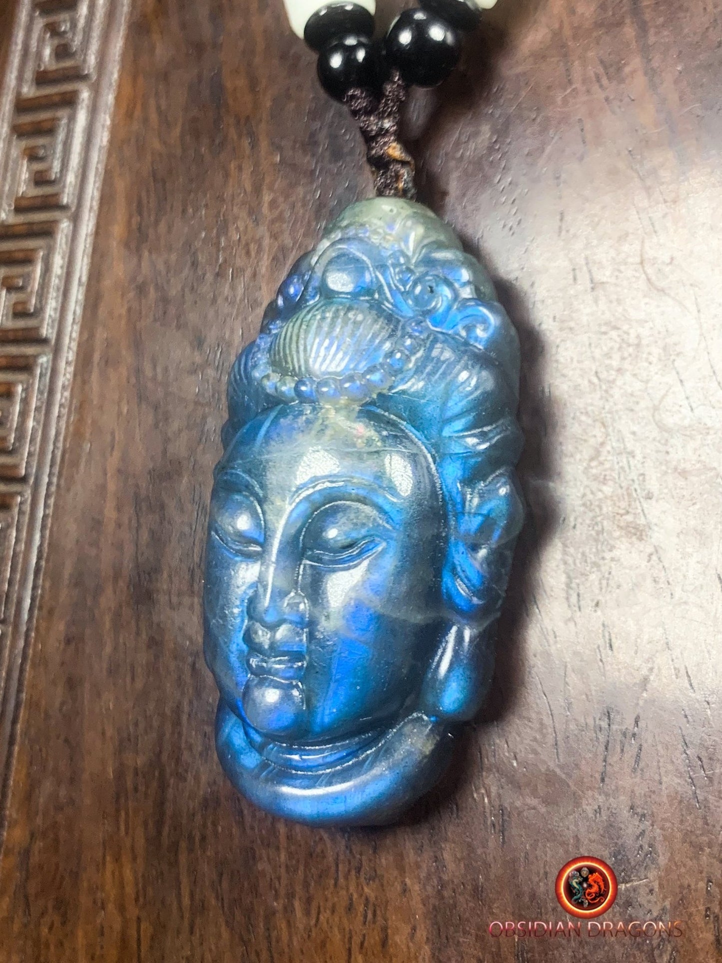 Pendentif Bouddha en labradorite- Guan Yin