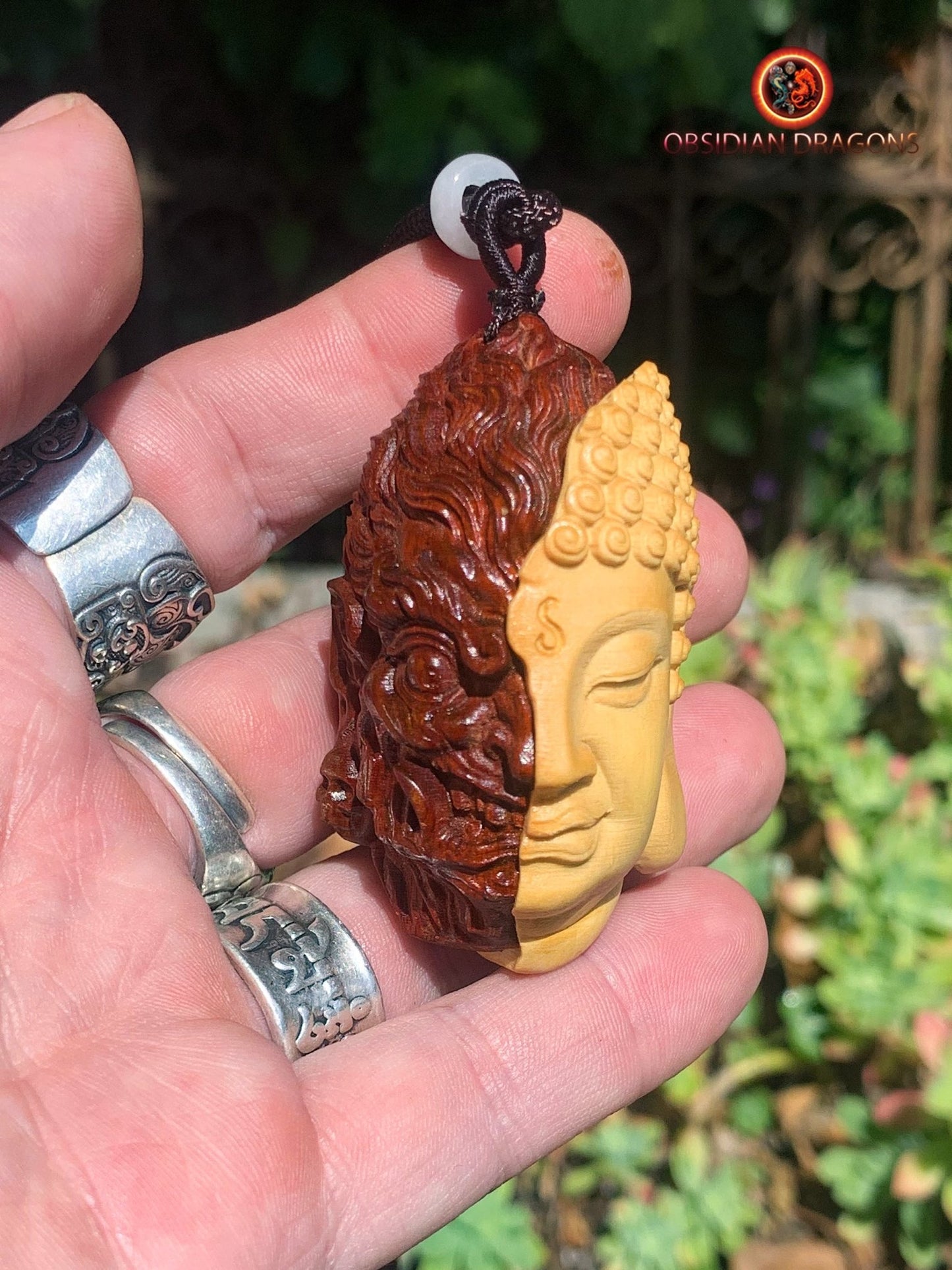 Pendentif mi-Bouddha mi-Mara : Éveil et Dualité