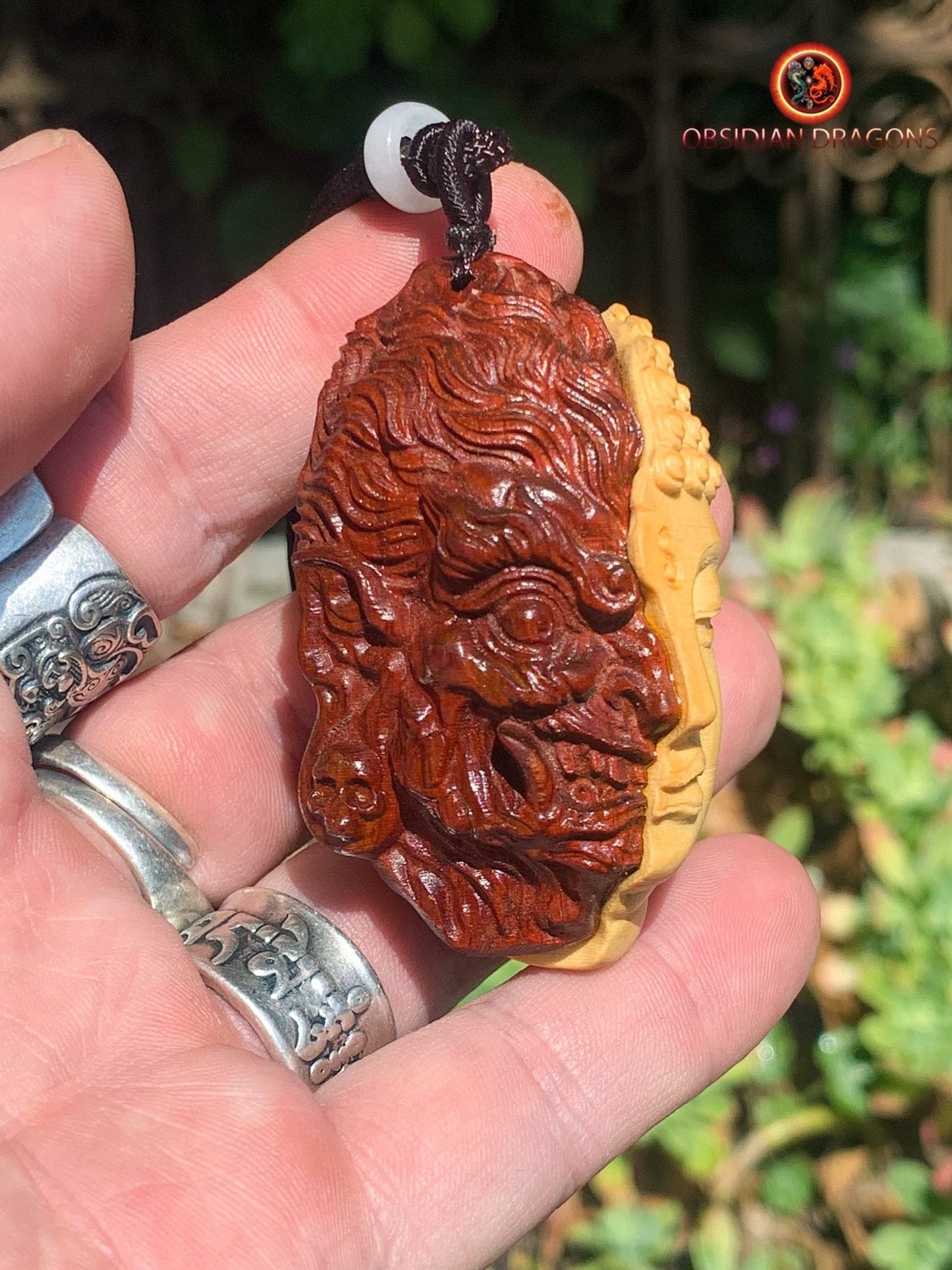 Pendentif mi-Bouddha mi-Mara : Éveil et Dualité