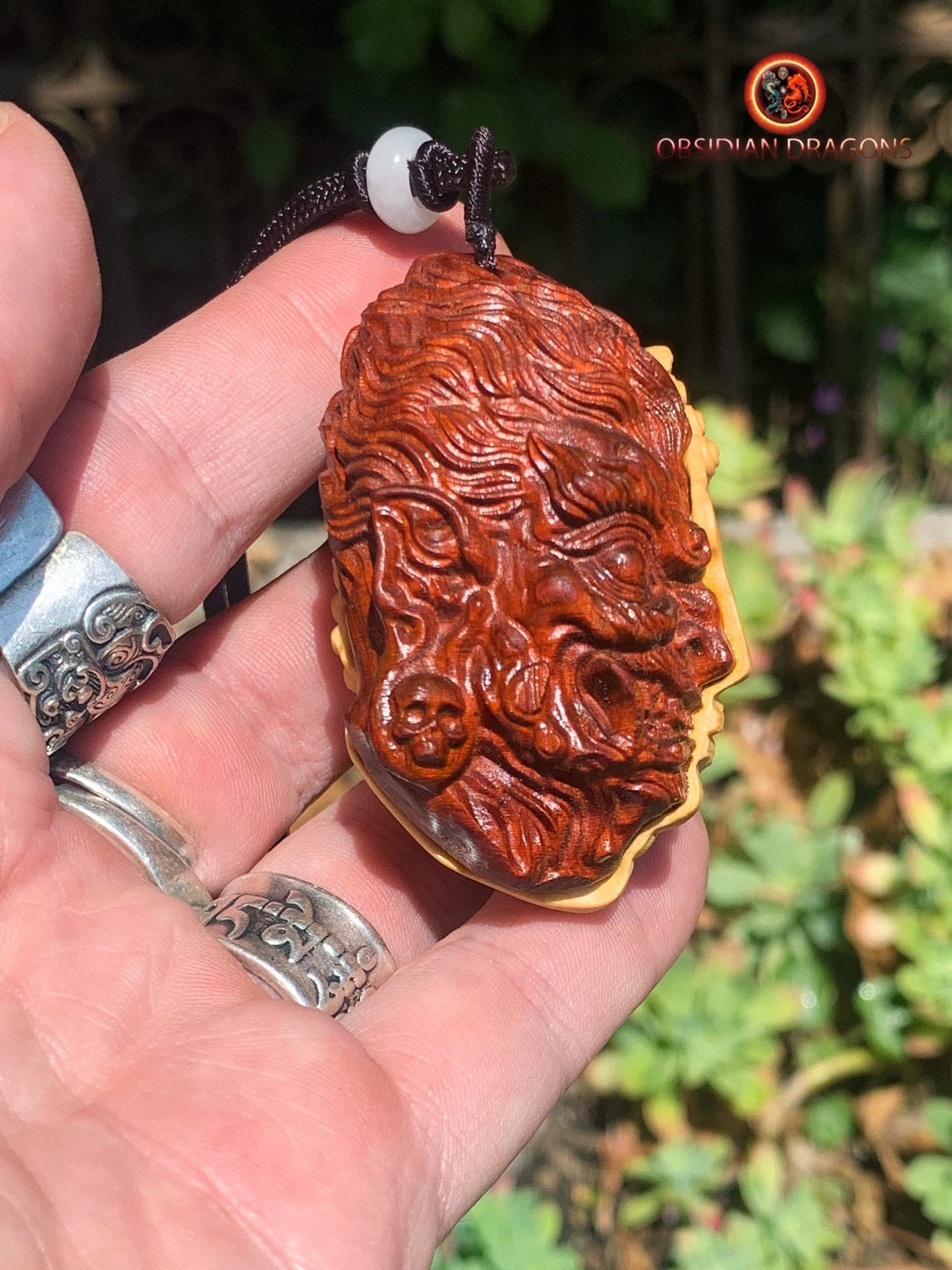 Pendentif mi-Bouddha mi-Mara : Éveil et Dualité
