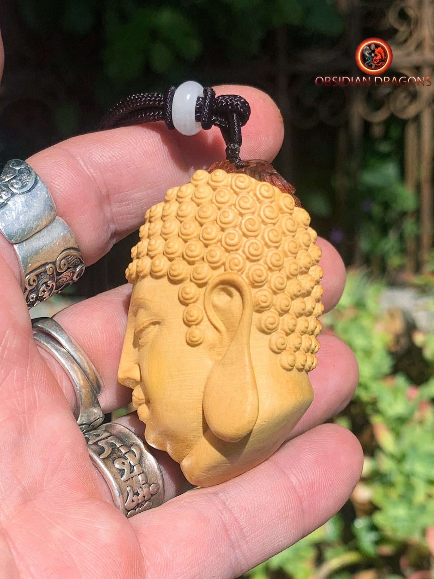 Pendentif mi-Bouddha mi-Mara : Éveil et Dualité