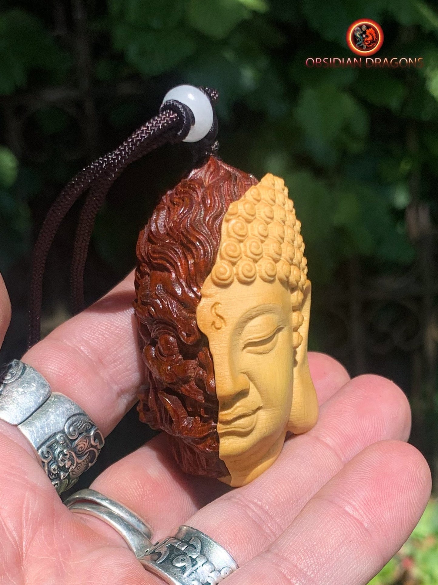 Pendentif mi-Bouddha mi-Mara : Éveil et Dualité