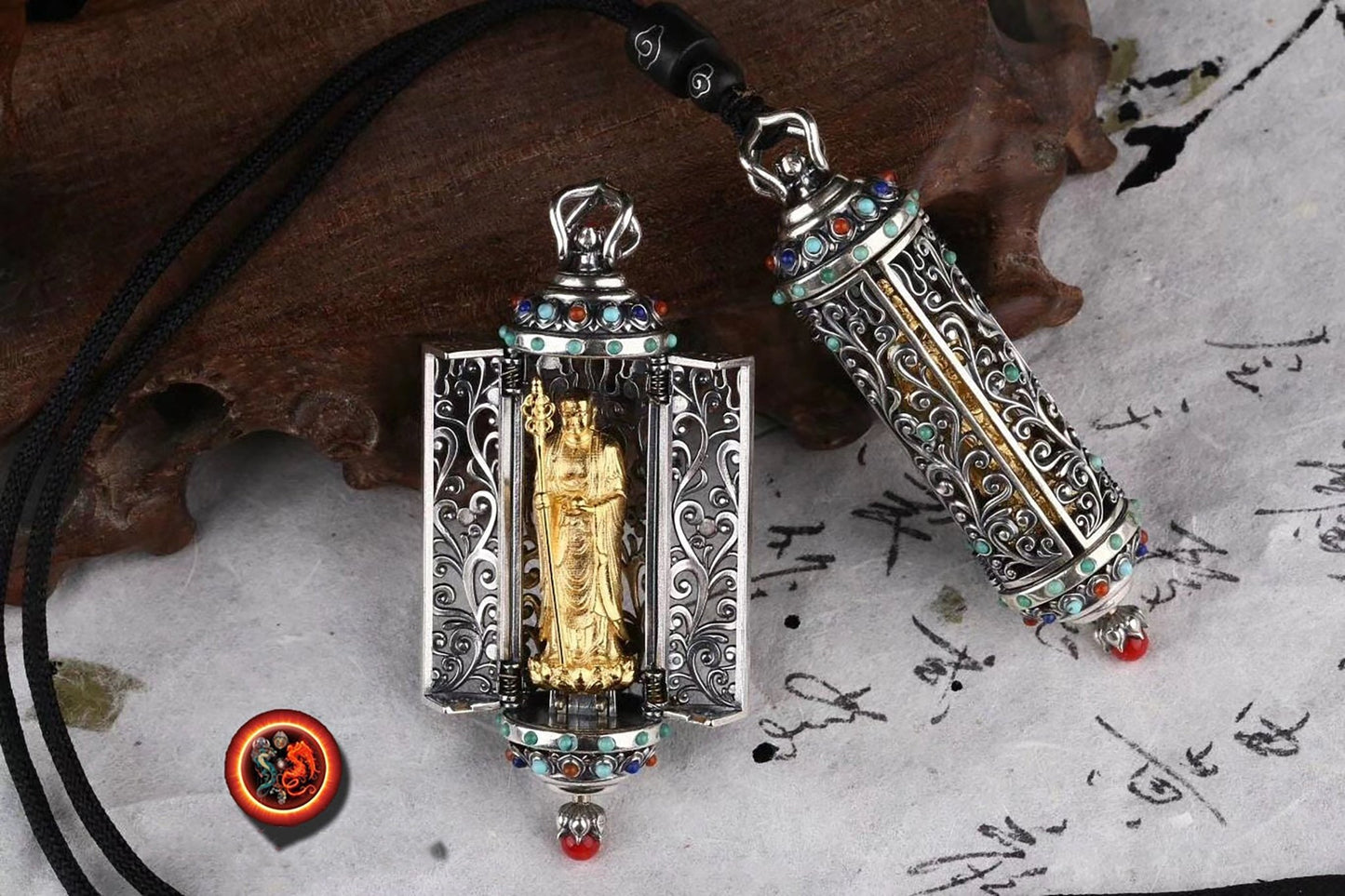 Pendentif autel bouddhiste portatif, Ghau. Dizang/ Jizo. Argent 925 plaqué or 24K. Turquoise d'Arizona, agate dite nan hong, - obsidian dragon