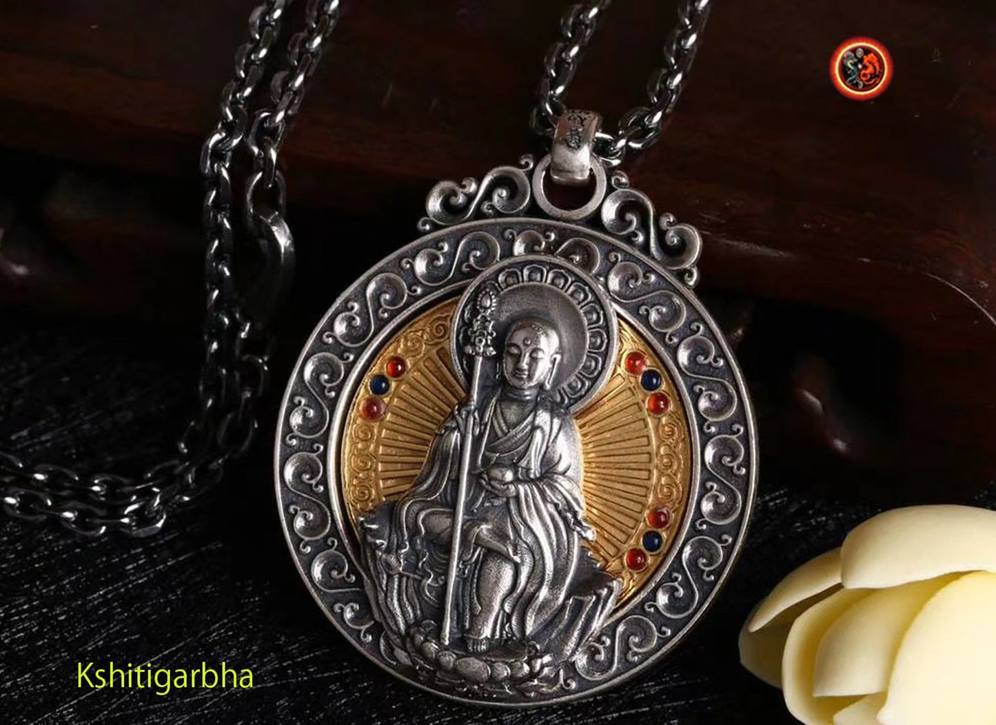 Pendentif,amulette de protection bouddhiste, bouddha Kshitigarbha roue tournante au dos du bouddha, mantra tibétain au verso de l'amulette. - obsidian dragon