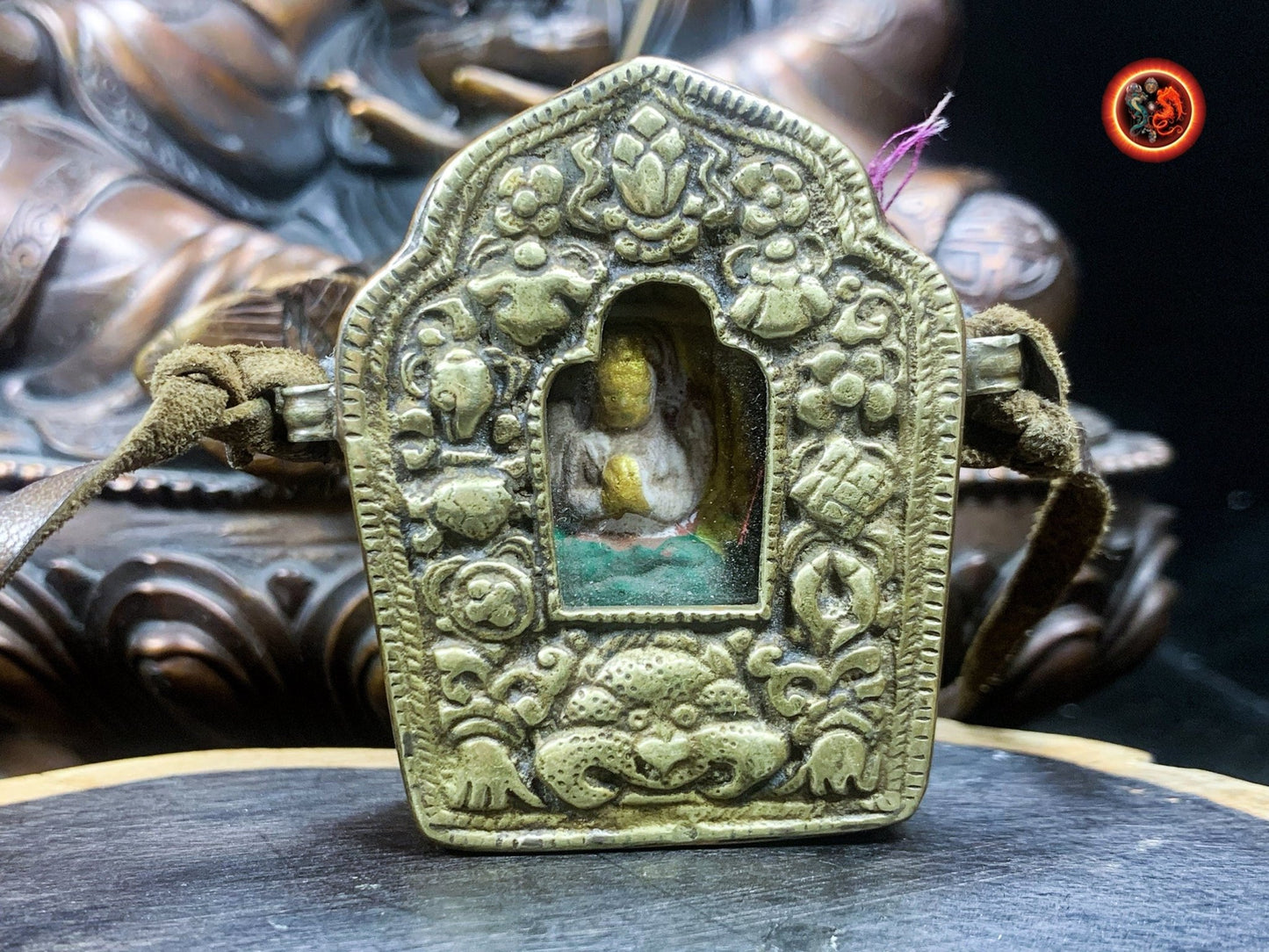 Pendentif bouddha, Ghau, Gau, ancien tibétain. Chenrezi, autel portatif de protection, Boîte de prière, Autel bouddhiste, Mantra de la compassion. - obsidian dragon