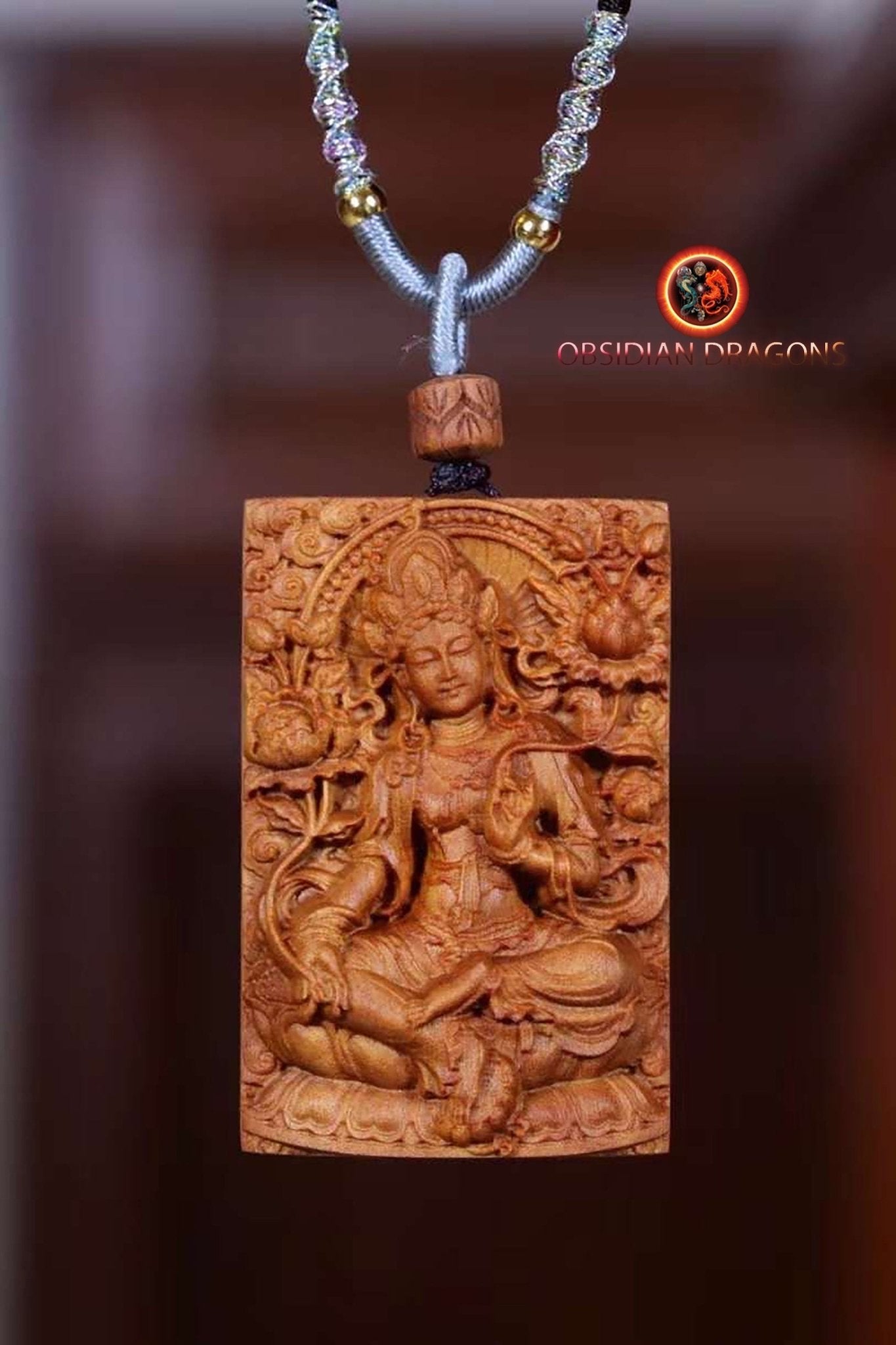 pendentif bouddha, bouddhiste tibetain en santal exceptionnel dit "Laoshan" originaire de Mysore en Inde. Déité Tara sous sa forme verte. - obsidian dragon