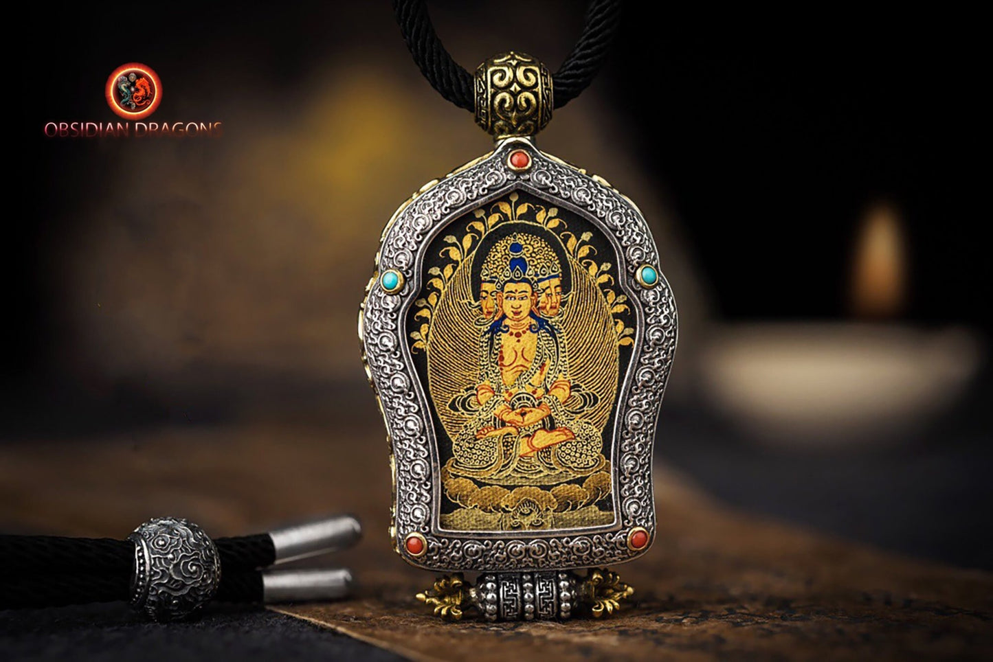Pendentif Bouddha Vairocana. Ghau, amulette de protection tibétaine. Véritable tangka artisanal - obsidian dragon