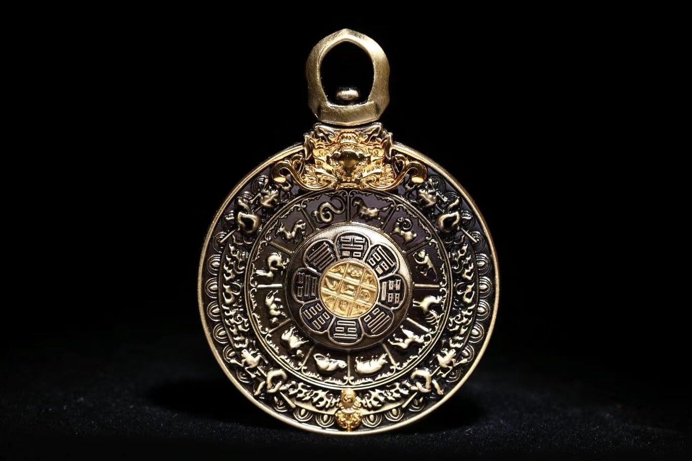 pendentif bouddhiste , amulette de protection tibetaine, talisman feng shui. Roue de la vie bouddhiste tournante. Cuivre. - obsidian dragon
