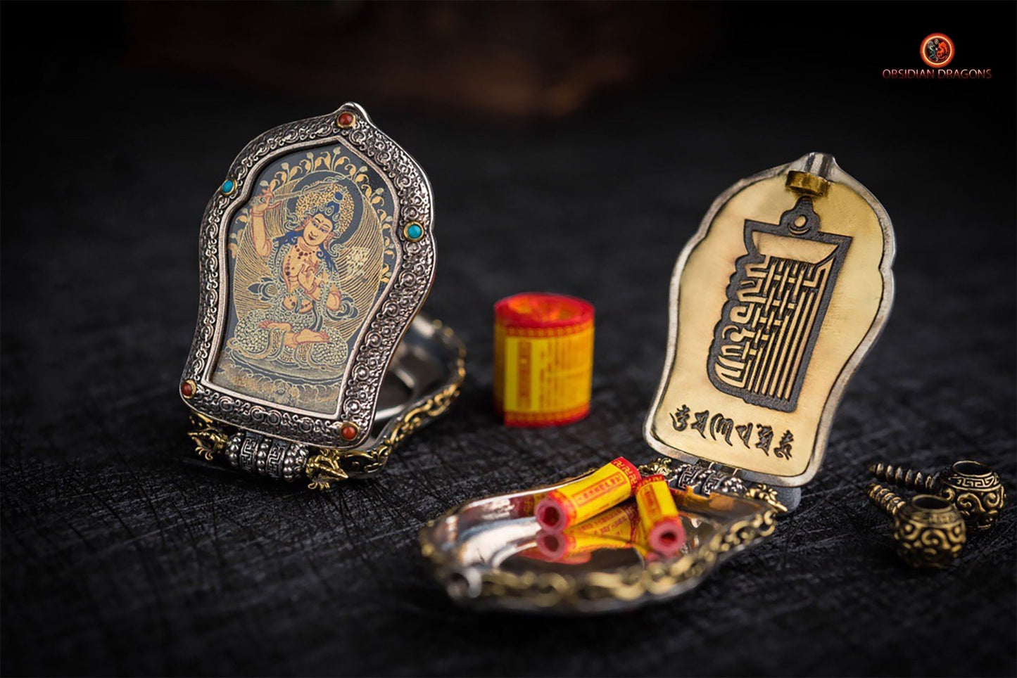 Pendentif Bouddha. Manjushri bodhisattva. Ghau, amulette de protection tibétaine. Véritable tangka artisanal - obsidian dragon