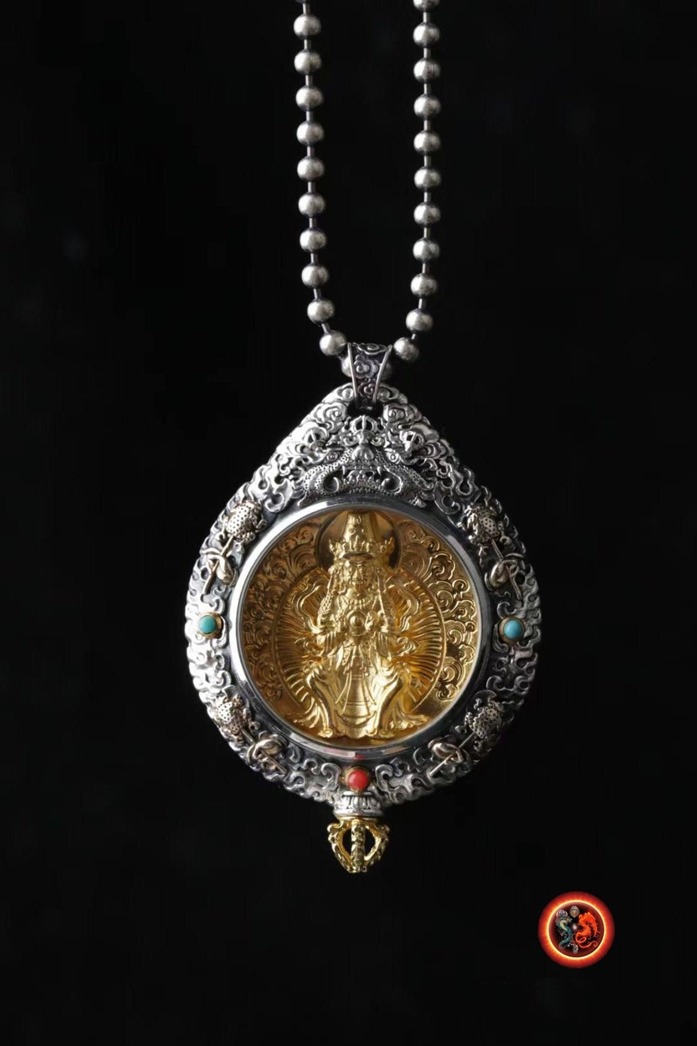 Pendentif bouddha. Zakiram, déité de la richesse de bonne fortune.Amulette de protection du bouddhisme tibetain. Argent massif, or. - obsidian dragon