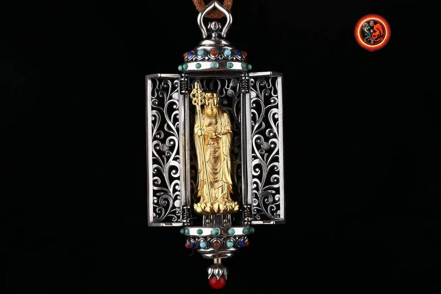 Pendentif autel bouddhiste portatif, Ghau. Dizang/ Jizo. Argent 925 plaqué or 24K. Turquoise d'Arizona, agate dite nan hong, - obsidian dragon