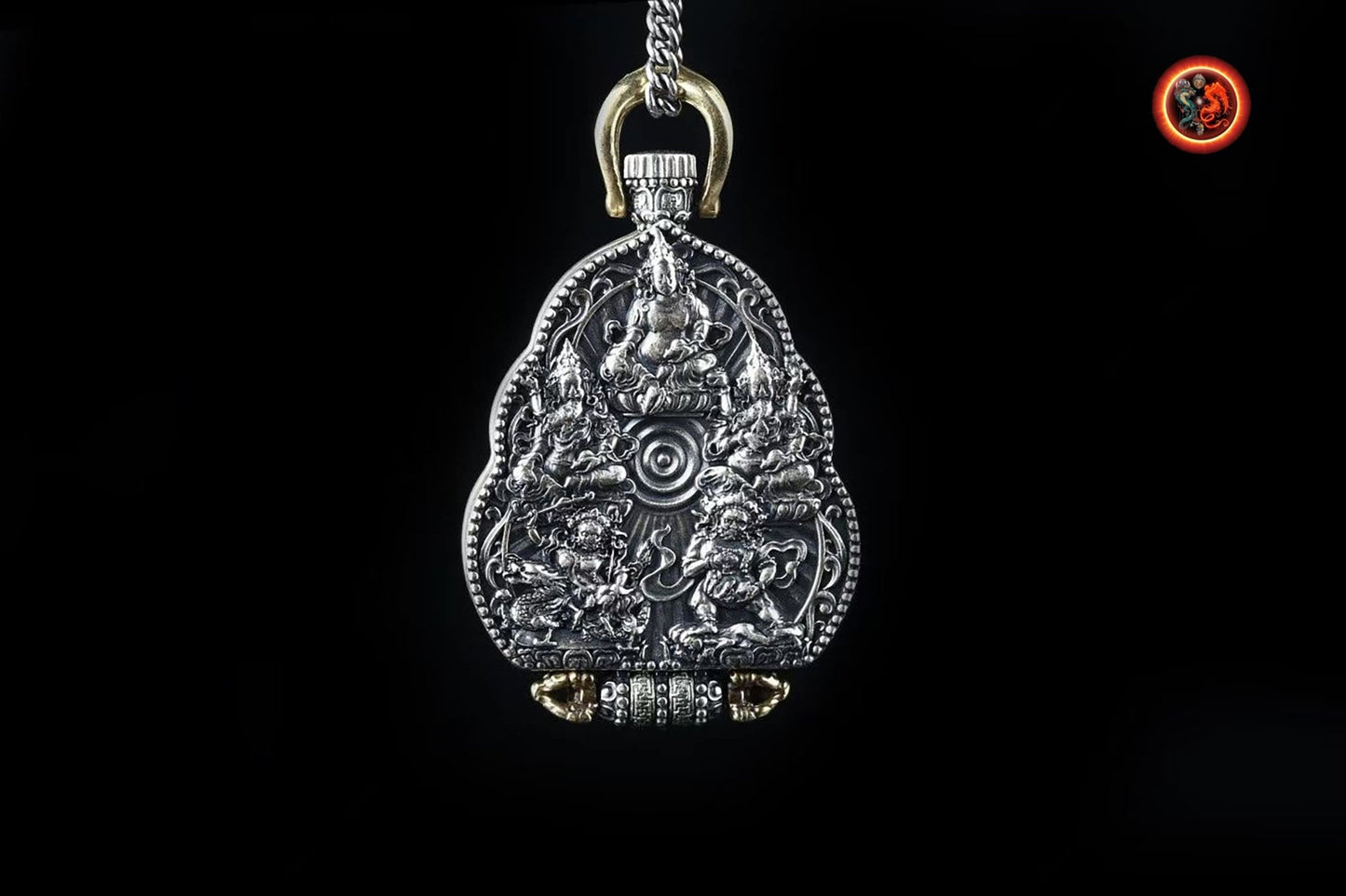 Pendentif bouddha, ghau, bouddhisme tibétain, vajrayana. Déité de la richesse, Jambhala sous ses 5 formes. Mantras au verso, argent 925. - obsidian dragon