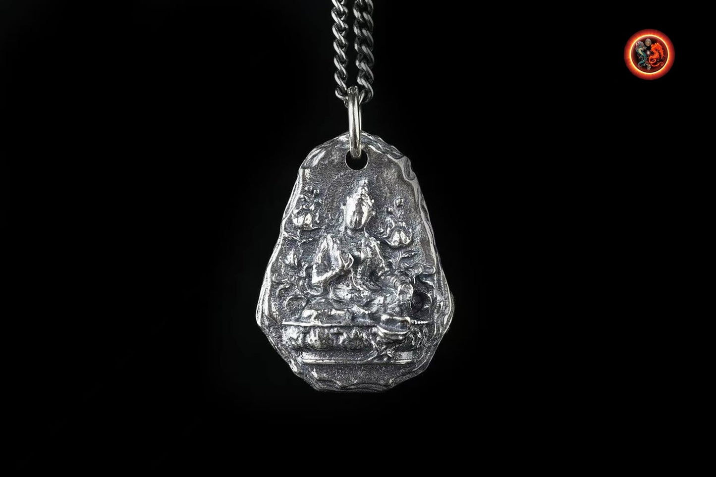 pendentif, talisman, amulette bouddhiste tibétain, déesse Tara sous sa forme blanche. Argent 925 poinçonné. Deux tailles disponibles - obsidian dragon