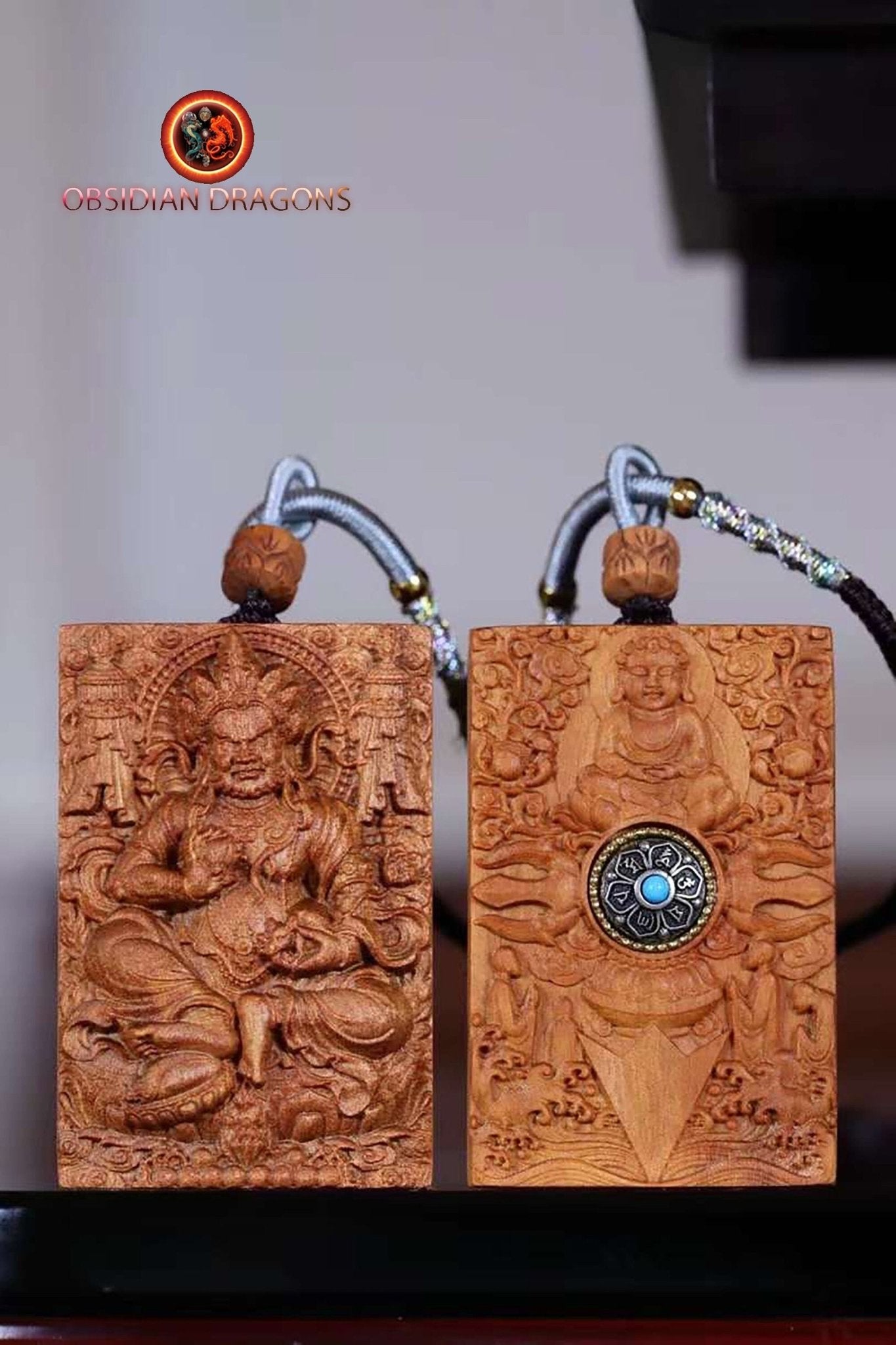 pendentif bouddha, bouddhiste tibetain en santal exceptionnel dit "Laoshan" originaire de Mysore en Inde. Déité de la richesse Jambhala - obsidian dragon