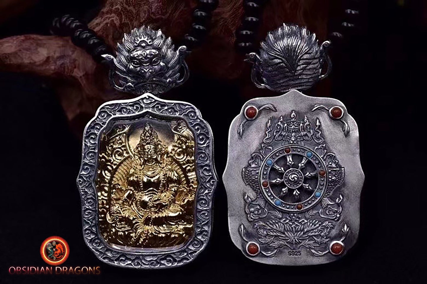 Pendentif bouddha. Jambhala, déité de la richesse. Amulette de protection du bouddhisme vajrayana esoterique tibétain. représentation de Garuda sur la beliere. - obsidian dragon