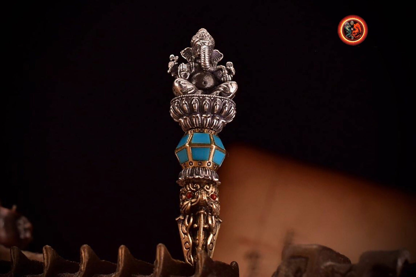 Pendentif traditionnel bouddhiste, bouddhisme tibétain. Ganesh trônant sur une Phurba. protection Tantrique Vajrayana. Argent 925, turquoise - obsidian dragon