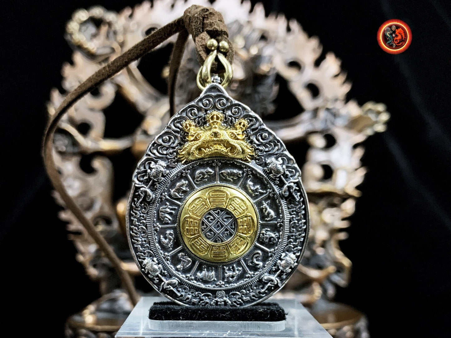 Pendentif, reliquaire, protection bouddhiste tibétaine. ouvrant, trigrammes bagua tournant. Argent 925. Roue du dharma - obsidian dragon