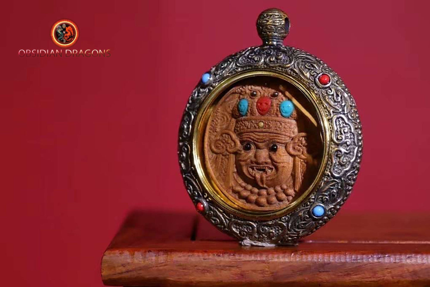Pendentif, amulette bouddhiste tibétaine, divinité Zakiram richesse et bonne fortune Santal exceptionnel dit de Laoshan argent 925 turquoise - obsidian dragon