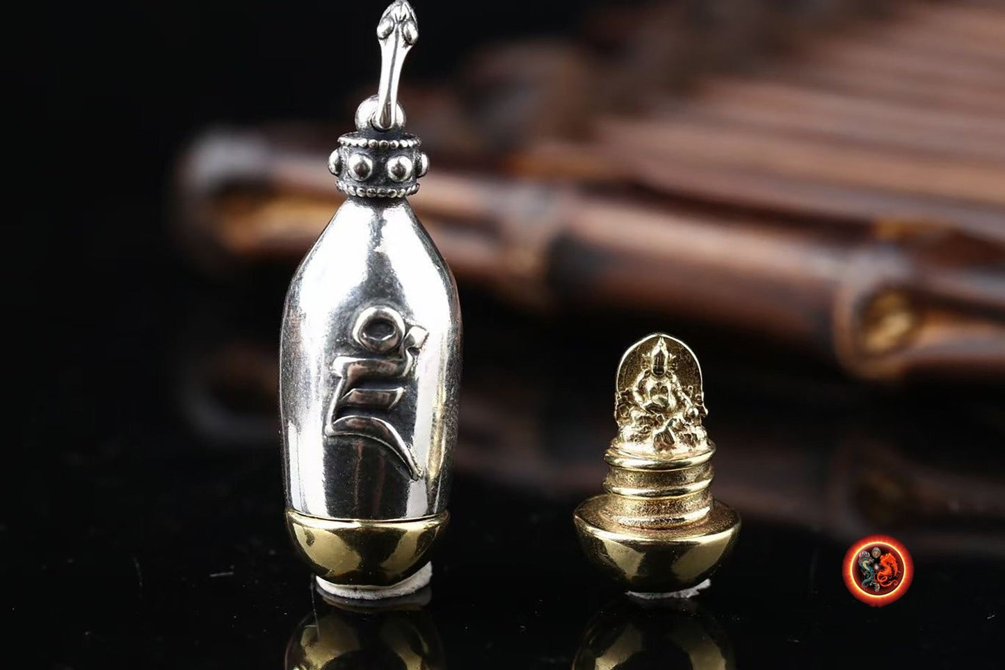 pendentif bouddha, ghau bouddhisme tibetain. Jambhala sous sa forme jaune. Déité de la richesse. mantra syllabe "DZAM" argent 925 et cuivre - obsidian dragon