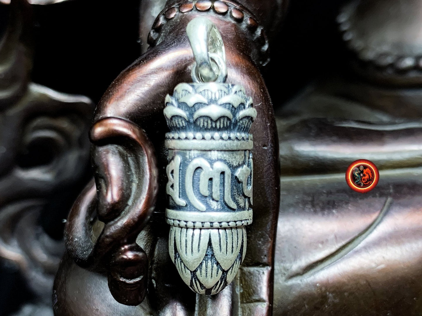 Reliquaire bouddhiste tibetain vajrayana. Moulin a prière ouvrant, lotus. Mantra de la compassion "om mani padme hum". Argent 925 poinçonné - obsidian dragon