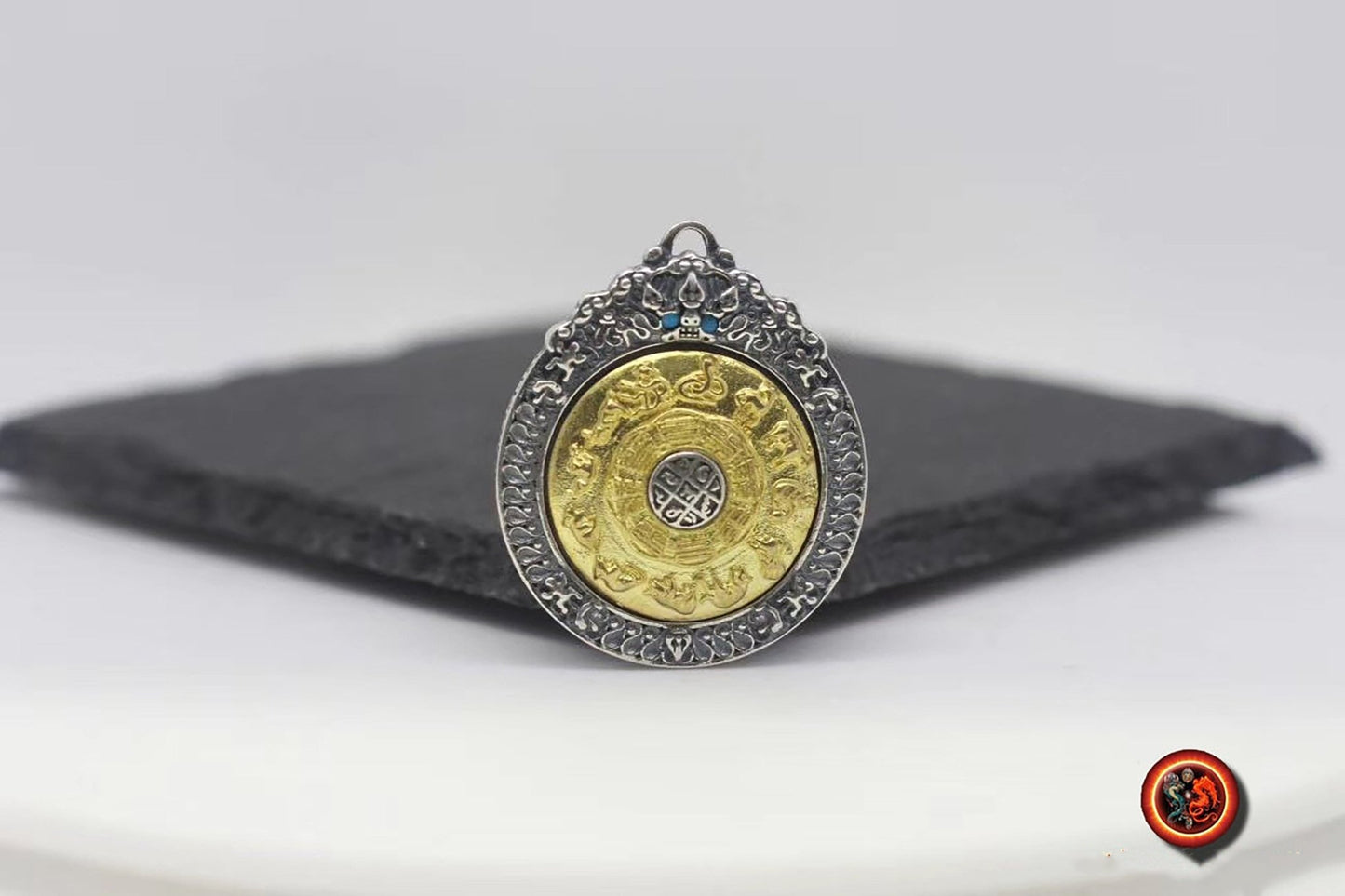 Pendentif Bouddhiste Tibétain traditionnel. Amulette de protection tournant - obsidian dragon