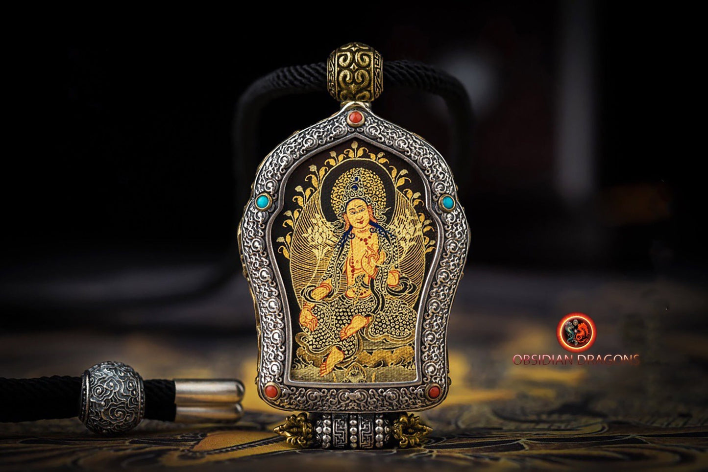 Pendentif Bouddha. Tara verte. Ghau, amulette de protection tibétaine. Véritable tangka artisanal - obsidian dragon