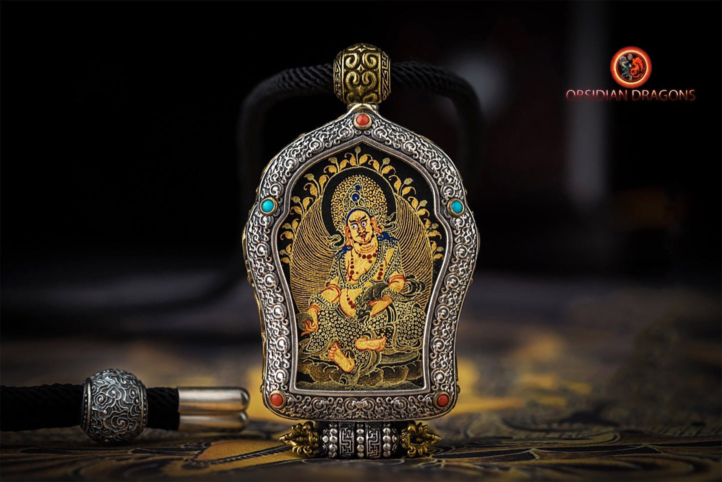 Pendentif Bouddha. Jambhala. Ghau, amulette de protection tibétaine. Véritable tangka artisanal - obsidian dragon