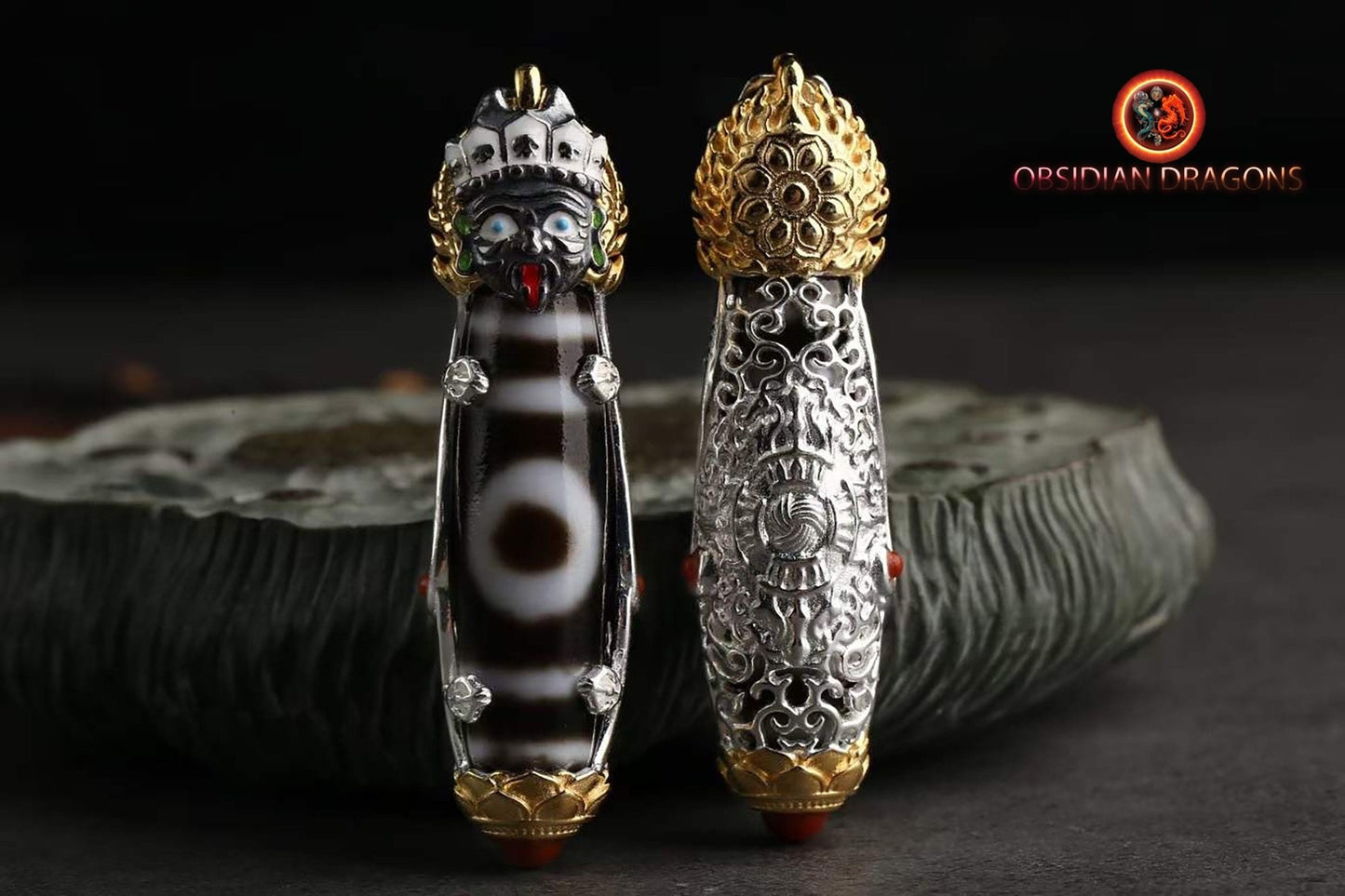 Pendentif, amulette bouddhiste tibétaine de bonne fortune. DZI, agates sacrées tibétaines authentiques "ciel et terre". Déité de la richesse - obsidian dragon