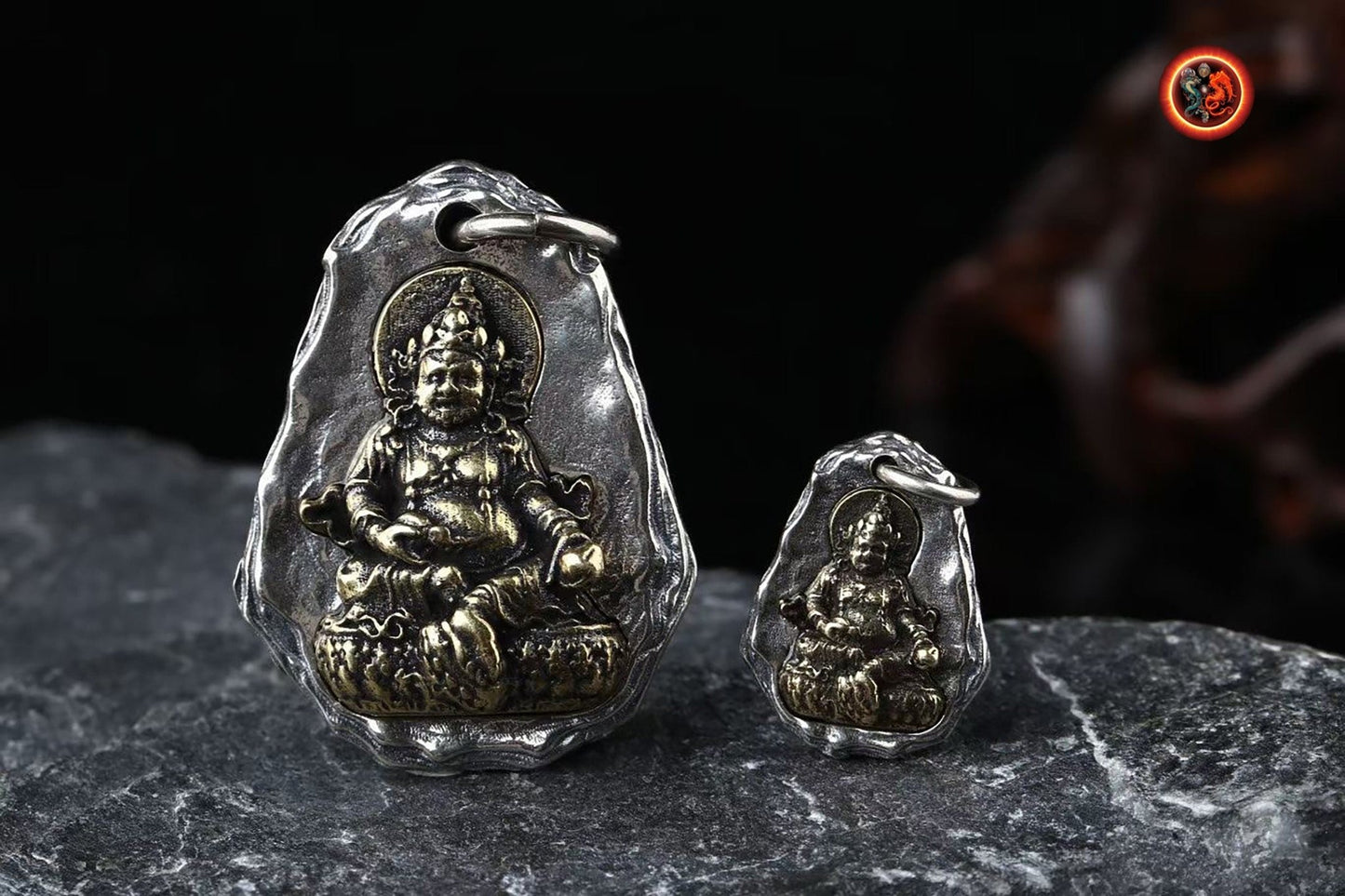 Pendentif bouddha. Jambhala déité tibétaine de la richesse. Amulette de protection du bouddhisme vajrayana - obsidian dragon