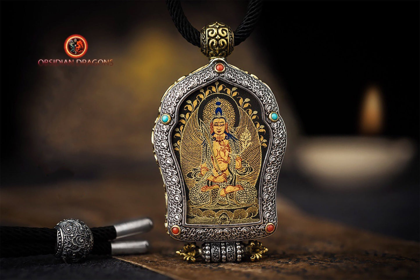 Pendentif Bouddha. Akashagarbha bodhisattva. Ghau, amulette de protection tibétaine. Véritable tangka artisanal - obsidian dragon