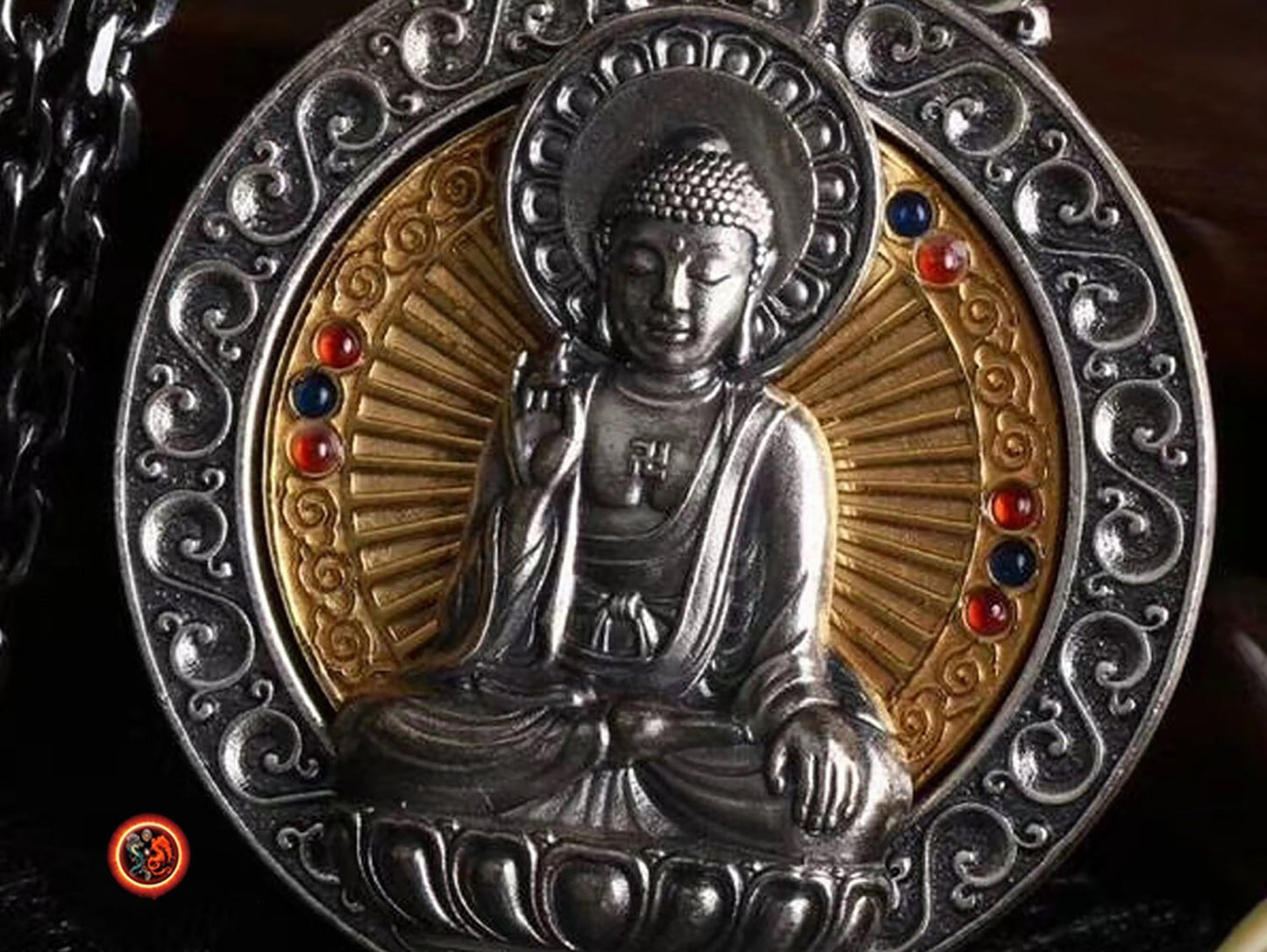 Pendentif, amulette de protection bouddhiste, bouddha Vairocana. roue tournante au dos du bouddha, mantra tibétain au verso de l'amulette. - obsidian dragon