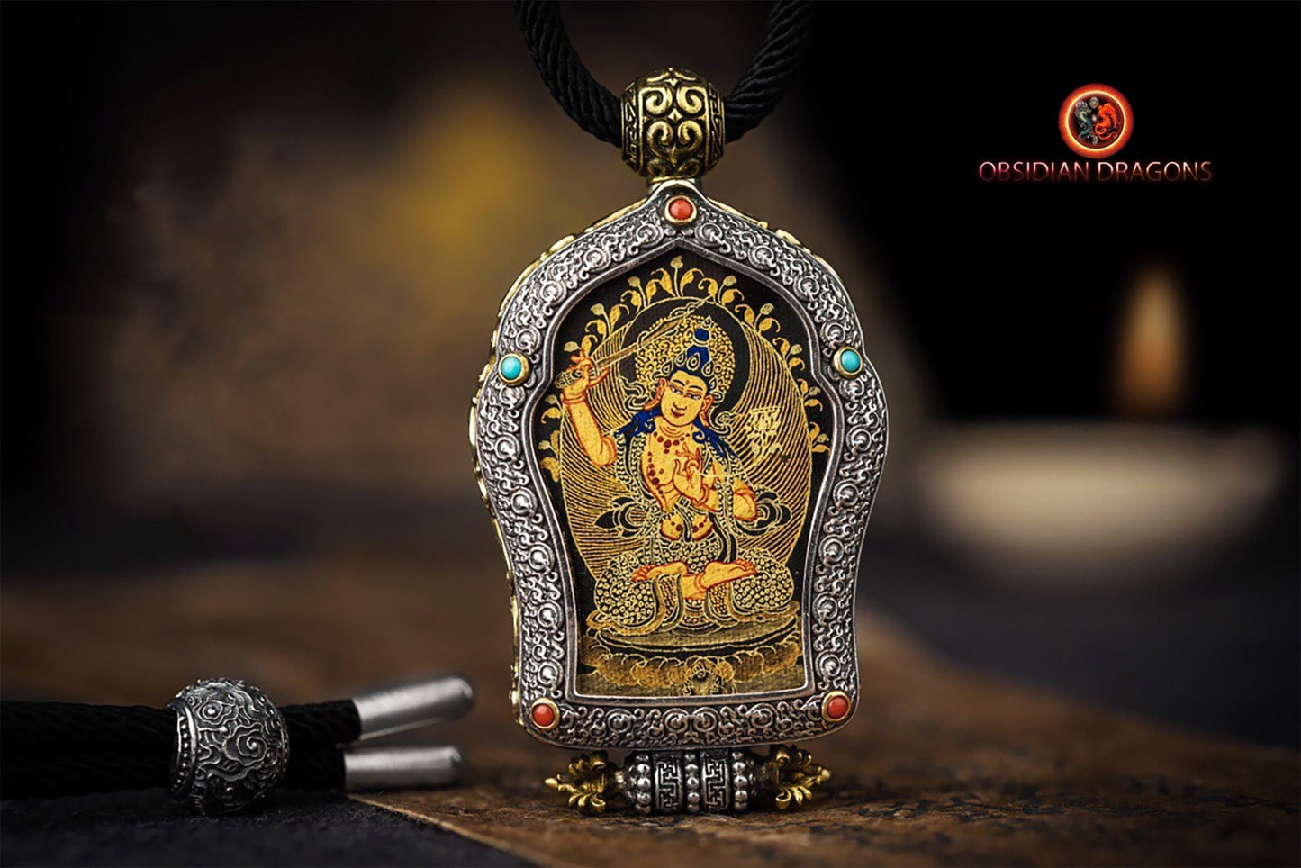 Pendentif Bouddha. Manjushri bodhisattva. Ghau, amulette de protection tibétaine. Véritable tangka artisanal - obsidian dragon