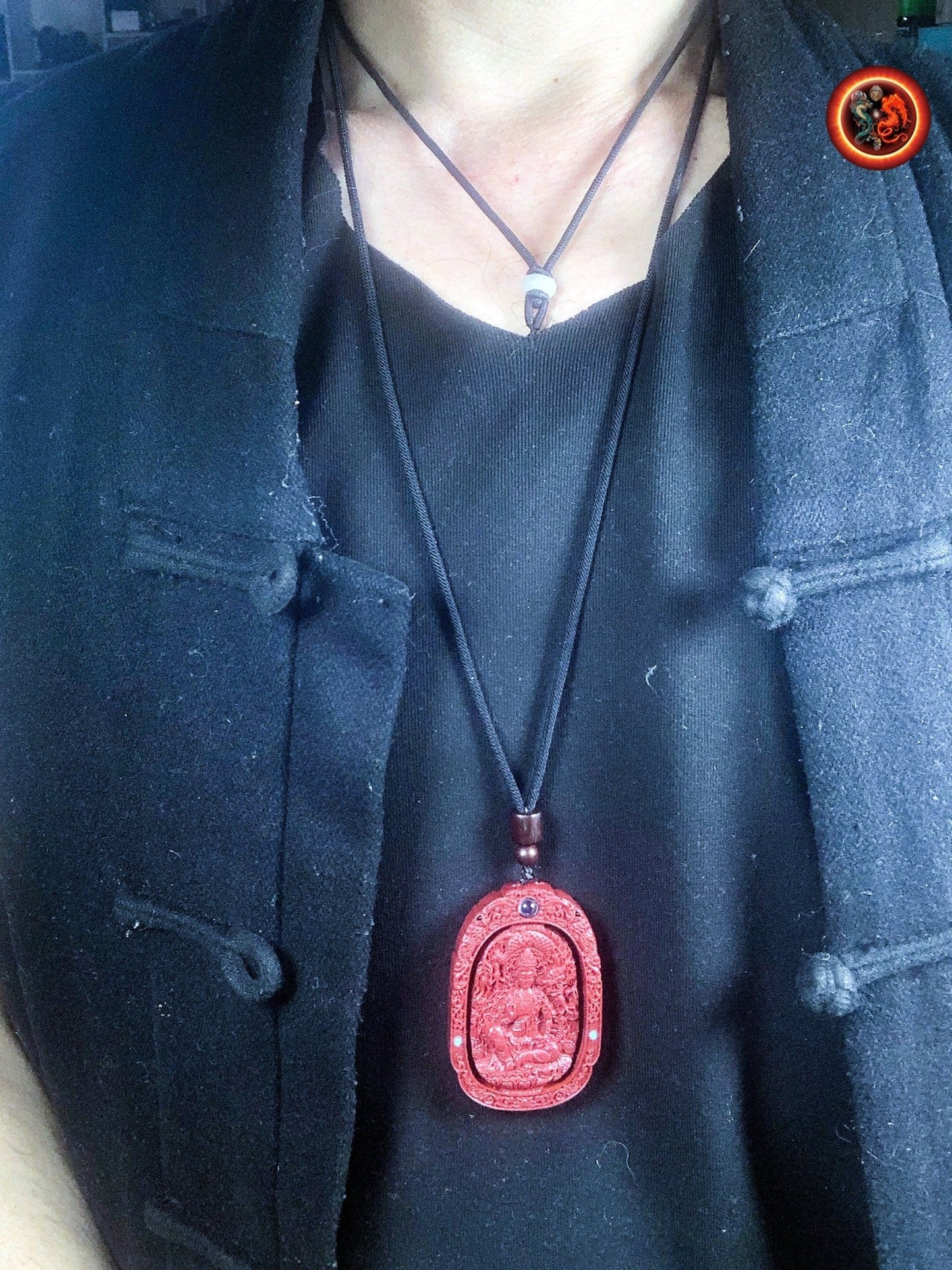 Pendentif, amulette bouddhiste tibétaine, bouddha. Samantabhadra. Cinabre. sutra du coeur en nanoscript. Protection bouddhiste. Avec cordon - obsidian dragon