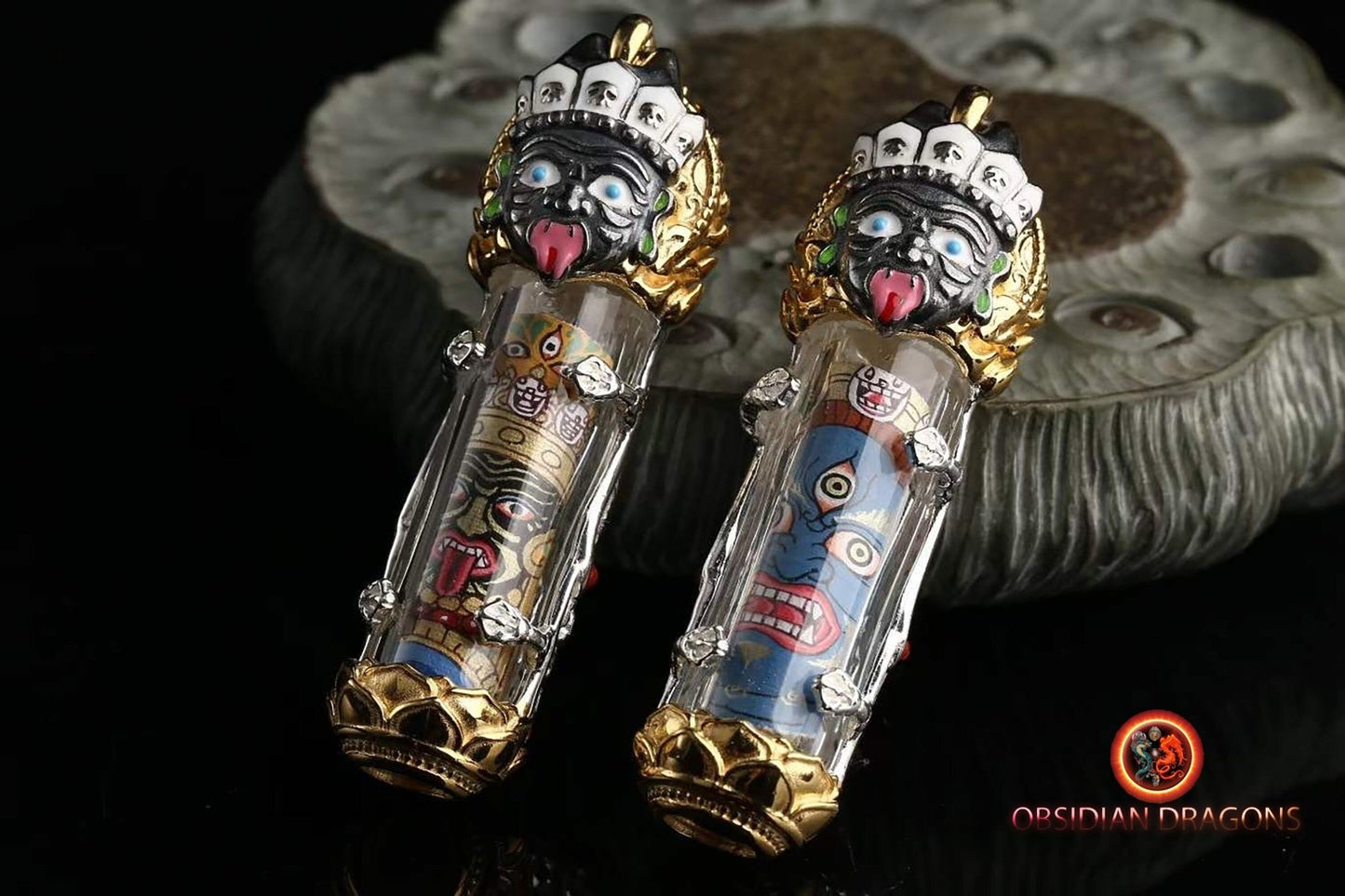 Pendentif, amulette bouddhiste tibétaine de bonne fortune. Tangkas peints artisanalement et traditionnellement. Deux déités a choix - obsidian dragon