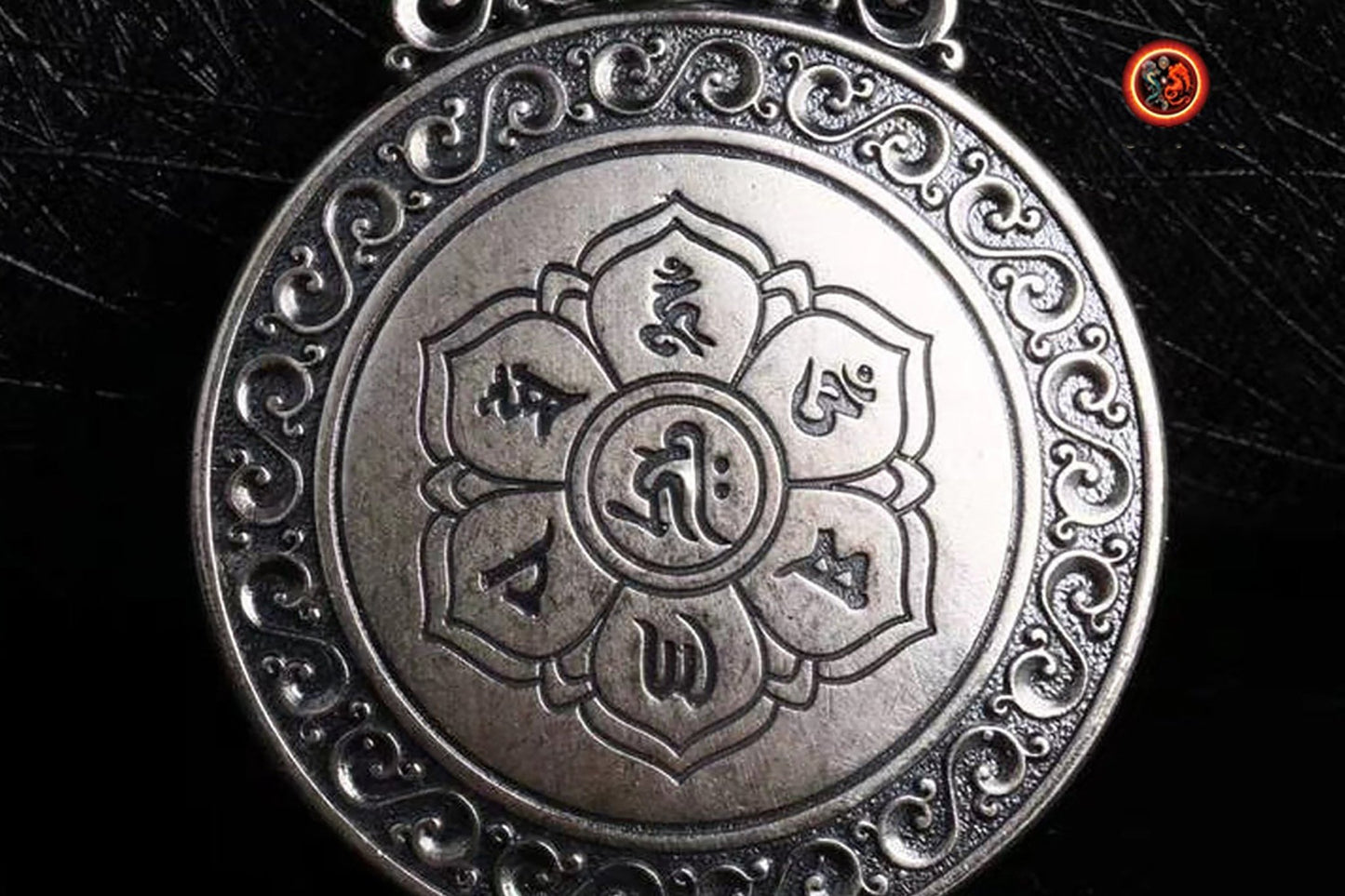 Pendentif, amulette de protection bouddhiste, Tara verte. roue tournante au dos du bouddha, mantra tibétain au verso de l'amulette. - obsidian dragon
