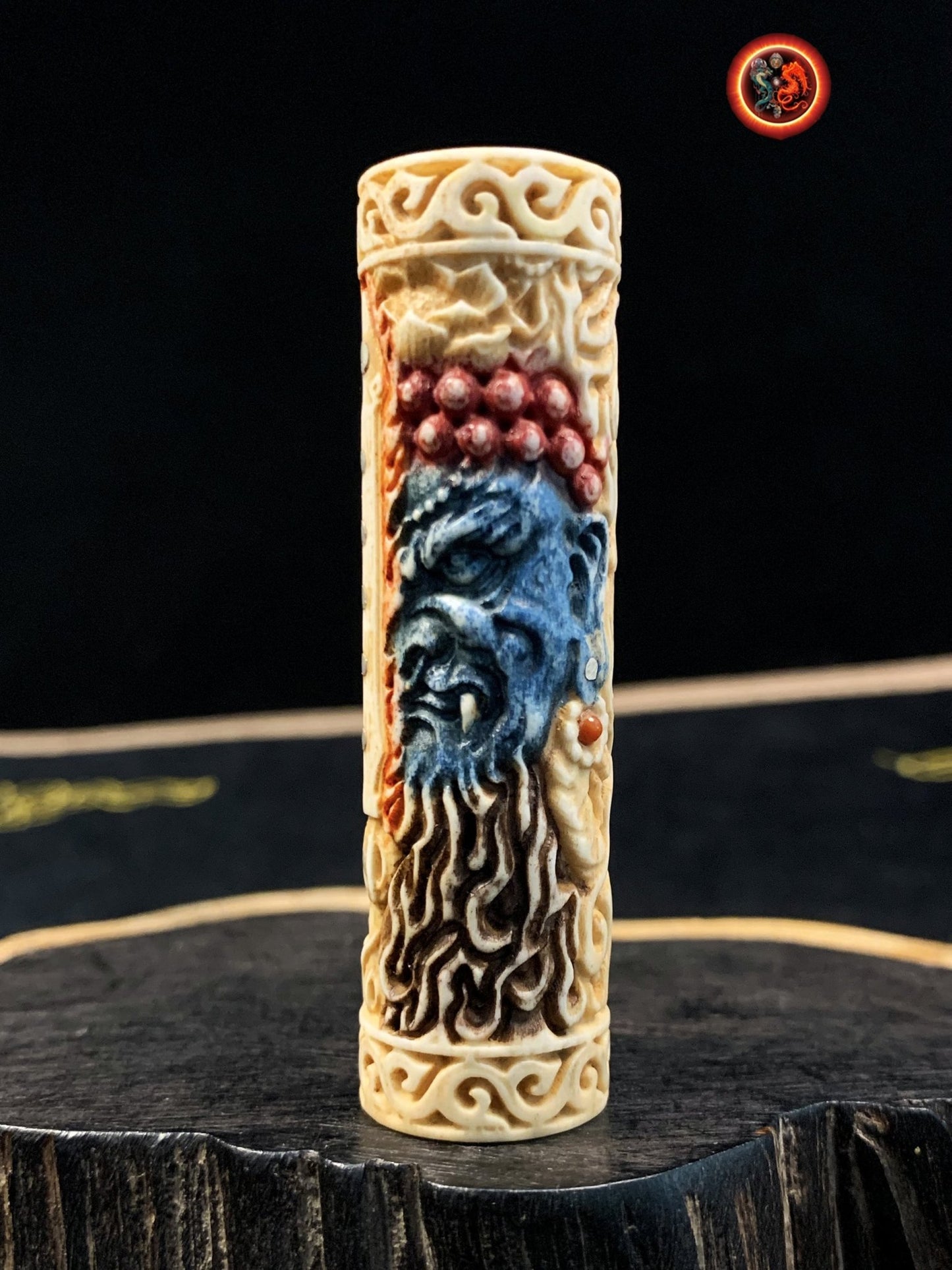 Ojime, Représentation du Bouddha Acala sculpté artisanalement en bois de cerf peint de pigments faits de minéraux broyés. Pièce rare - obsidian dragon