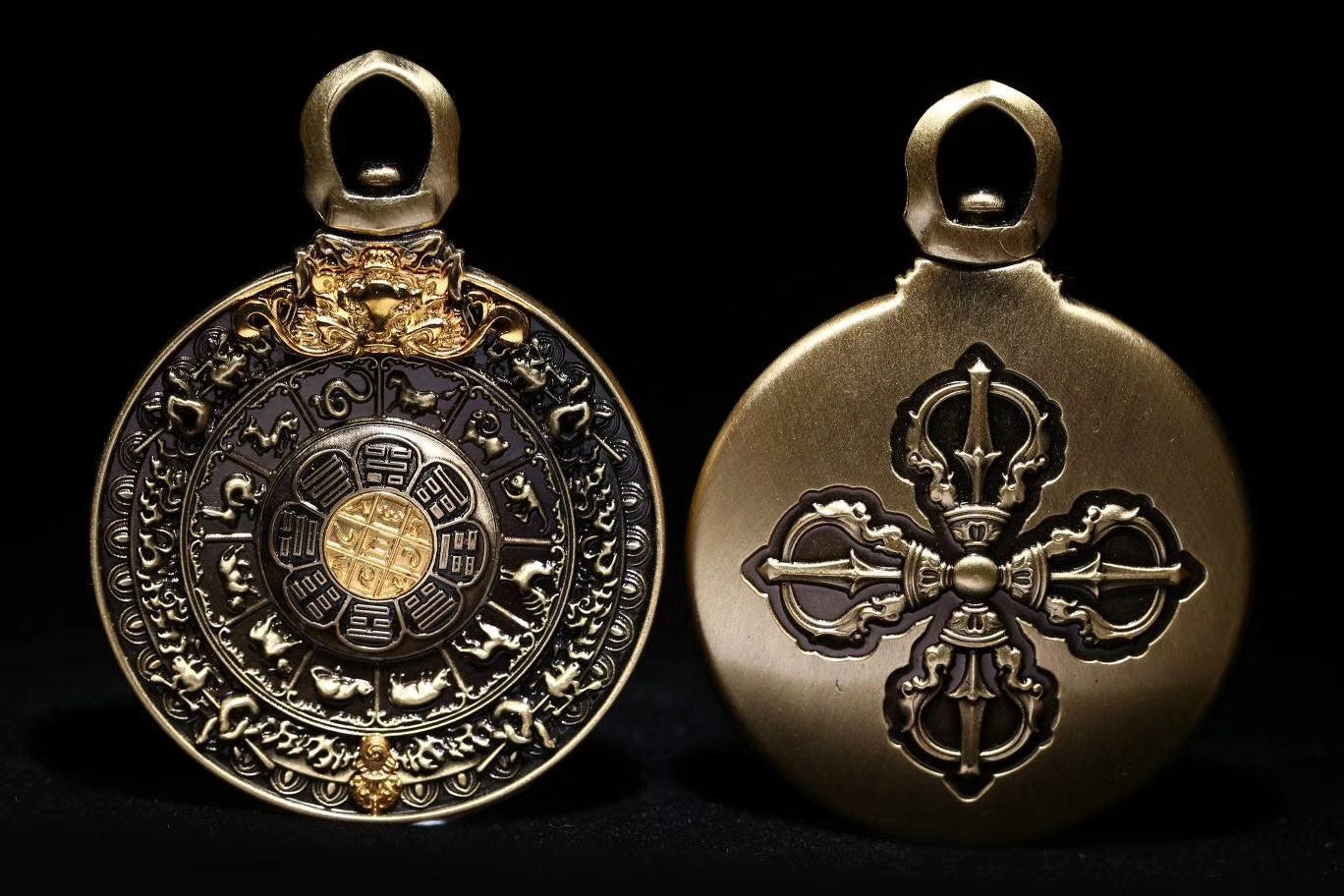 pendentif bouddhiste , amulette de protection tibetaine, talisman feng shui. Roue de la vie bouddhiste tournante. Cuivre. - obsidian dragon