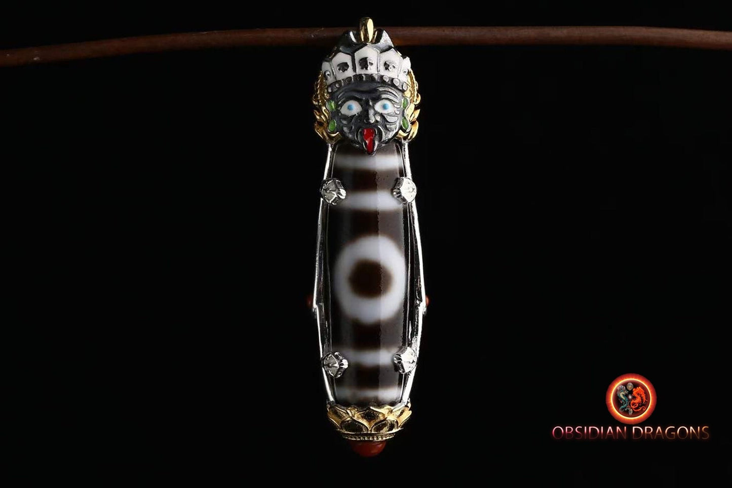 Pendentif, amulette bouddhiste tibétaine de bonne fortune. DZI, agates sacrées tibétaines authentiques "ciel et terre". Déité de la richesse - obsidian dragon
