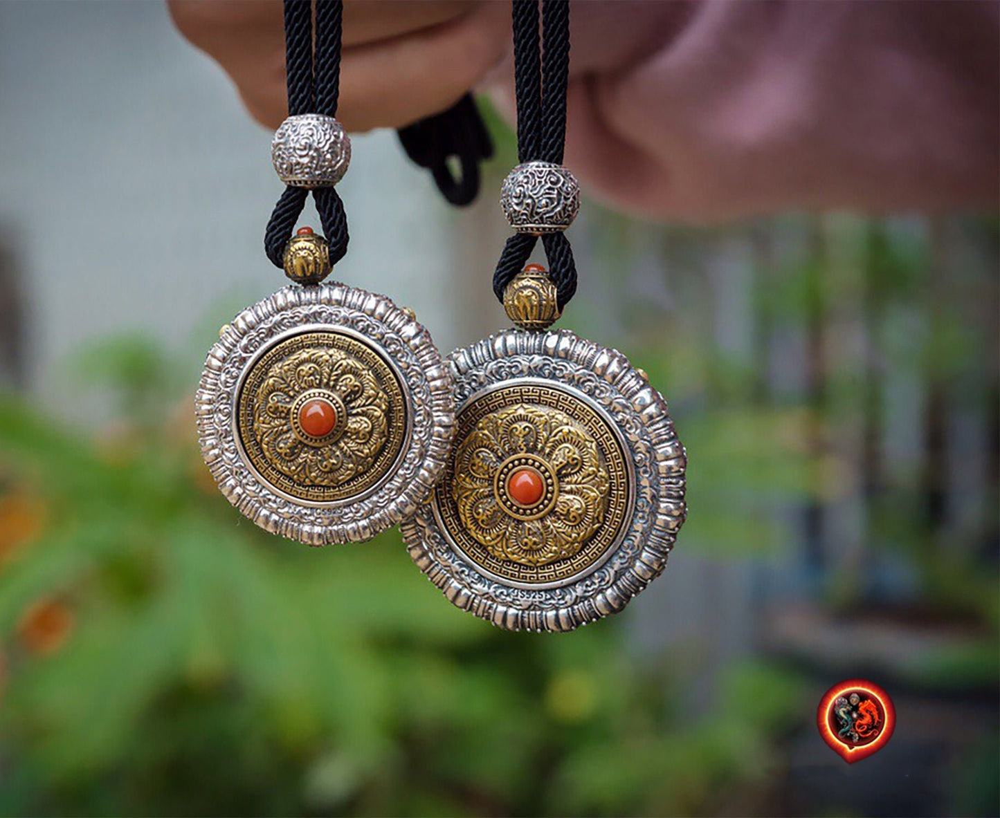 Pendentif bouddha en jade. Mahasthamaprapta. pendentif protection bouddhiste. argent 925. mantra de la compassion tournant - obsidian dragon