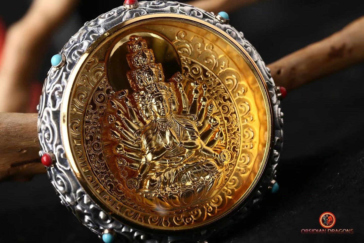 Pendentif bouddha. Bodhisattva Chenrezig/ Guan Yin sous sa forme à milles brasAmulette de protection du bouddhisme vajrayana esoterique tibétain. - obsidian dragon