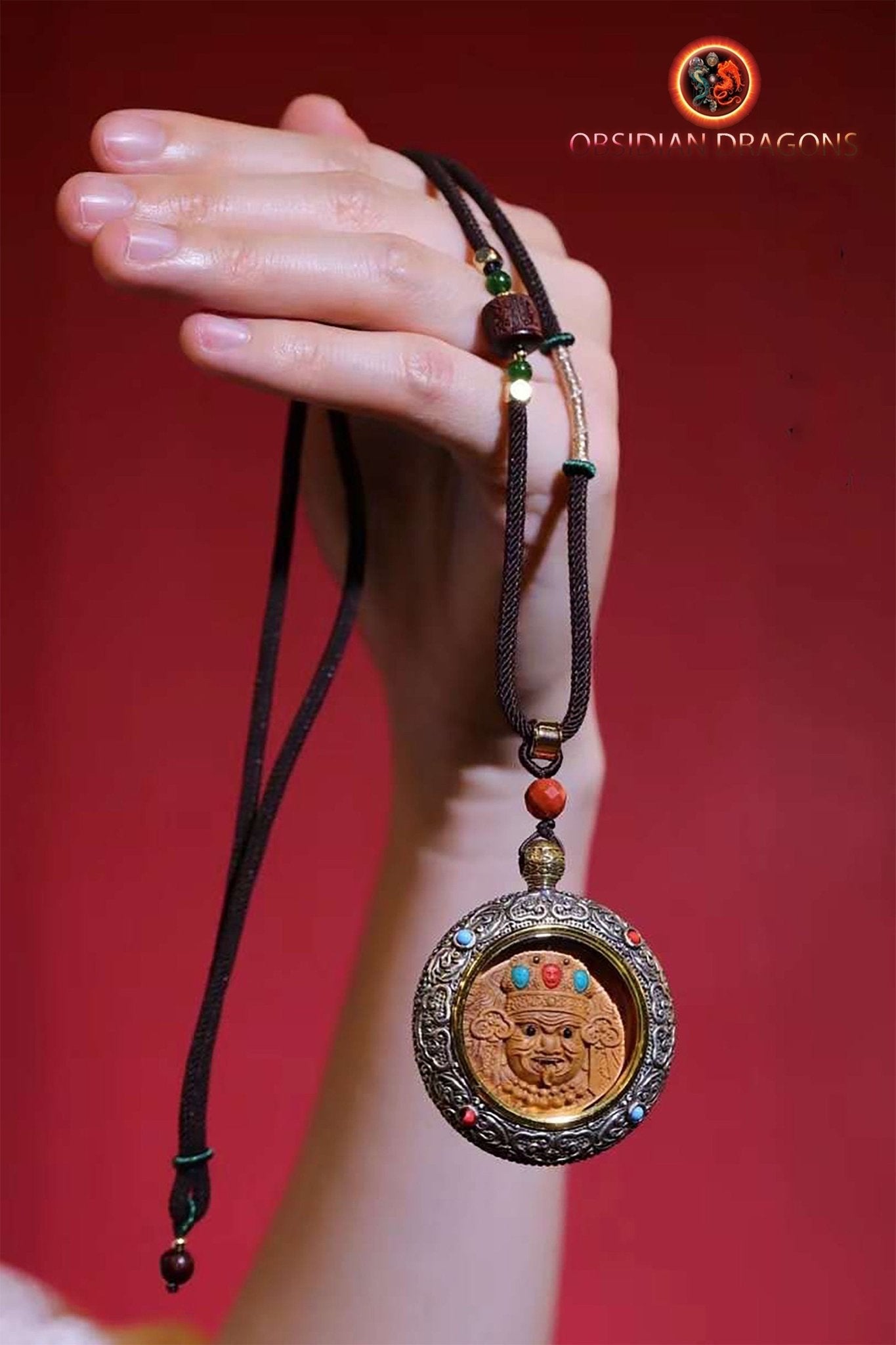 Pendentif, amulette bouddhiste tibétaine, divinité Zakiram richesse et bonne fortune Santal exceptionnel dit de Laoshan argent 925 turquoise - obsidian dragon
