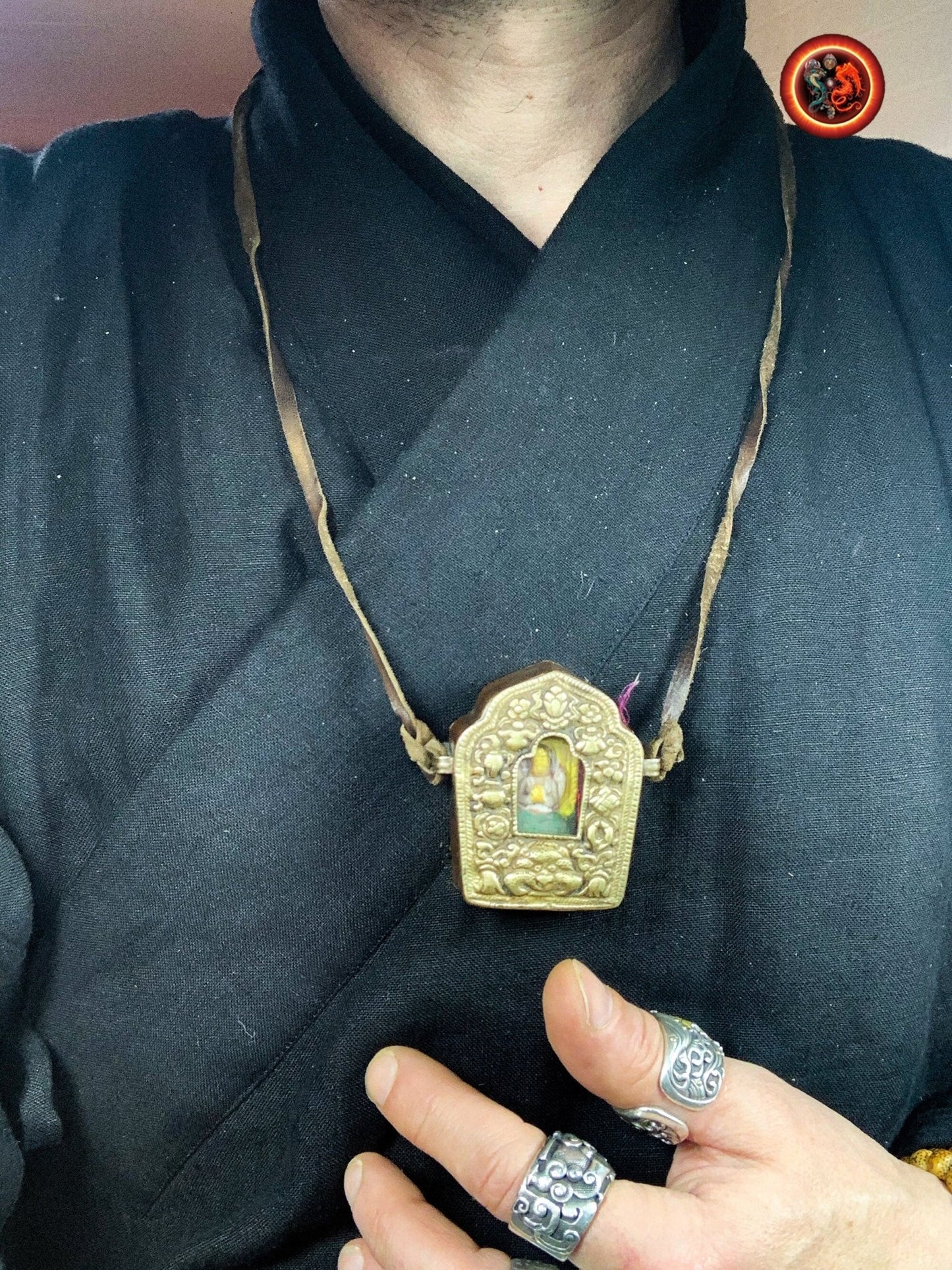 Pendentif bouddha, Ghau, Gau, ancien tibétain. Chenrezi, autel portatif de protection, Boîte de prière, Autel bouddhiste, Mantra de la compassion. - obsidian dragon