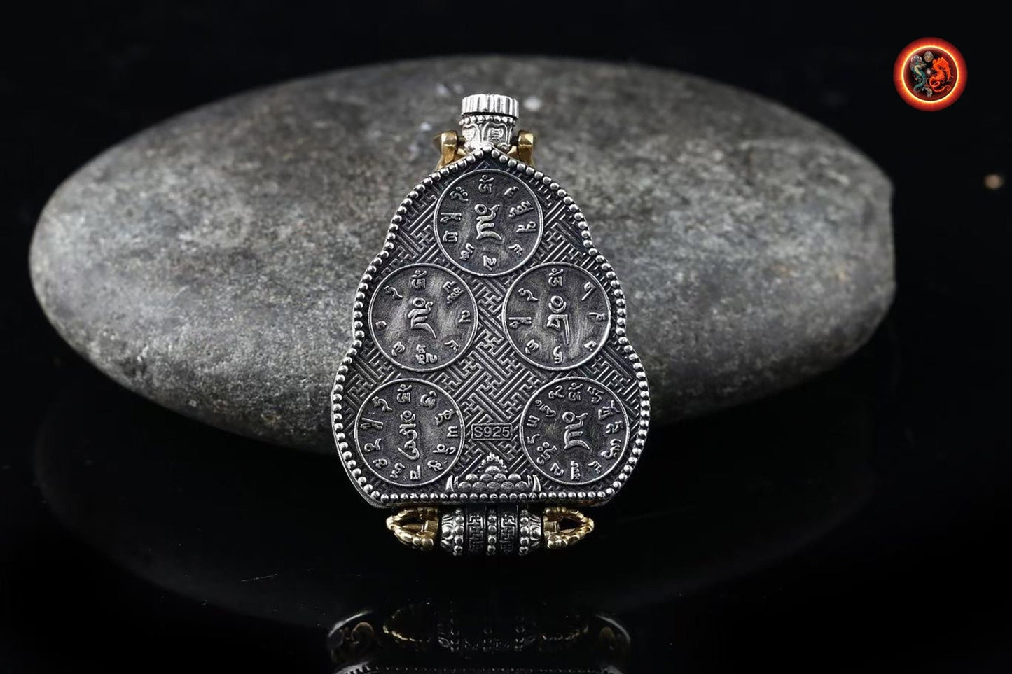 Pendentif bouddha, ghau, bouddhisme tibétain, vajrayana. Déité de la richesse, Jambhala sous ses 5 formes. Mantras au verso, argent 925. - obsidian dragon