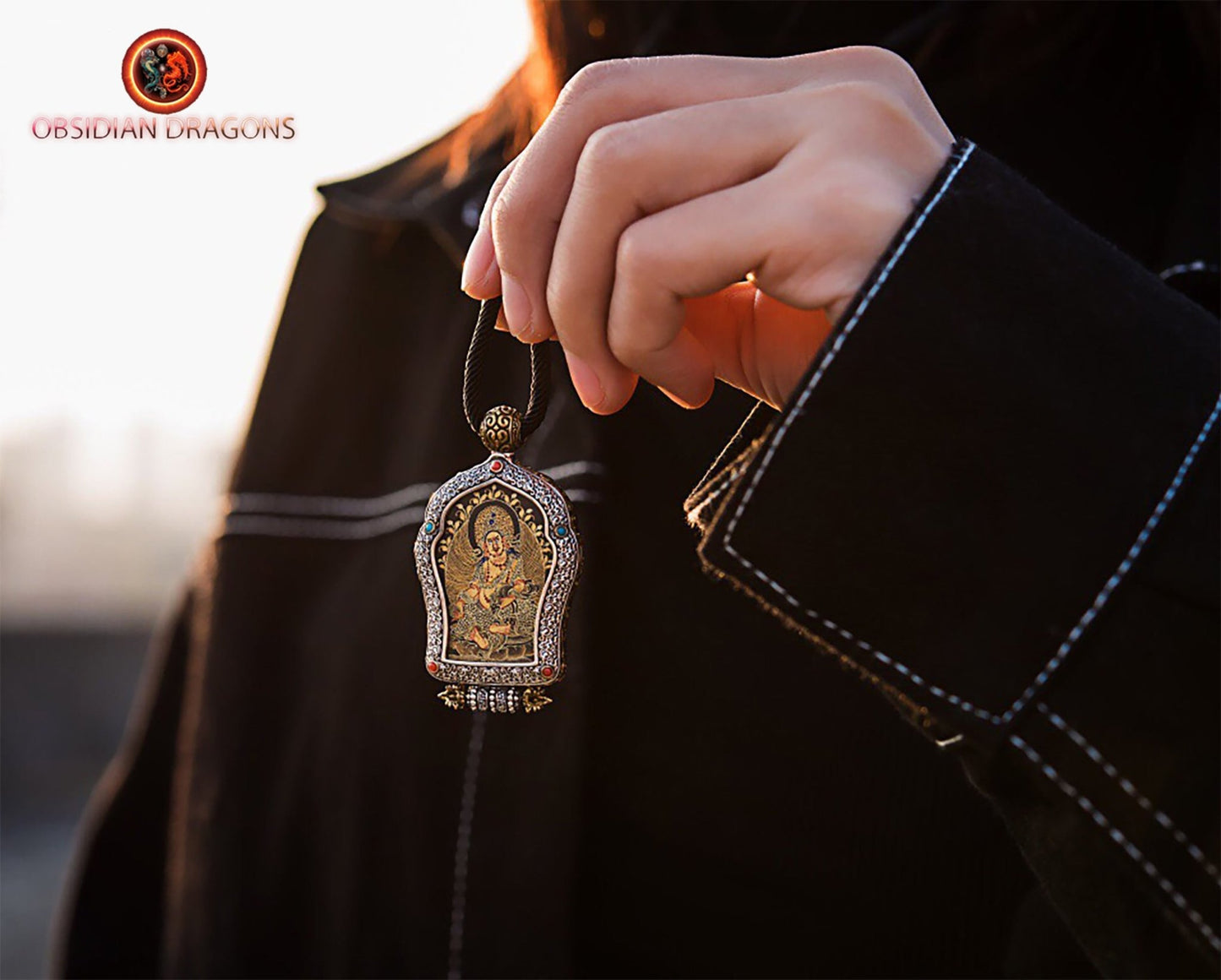 Pendentif Bouddha. Jambhala. Ghau, amulette de protection tibétaine. Véritable tangka artisanal - obsidian dragon